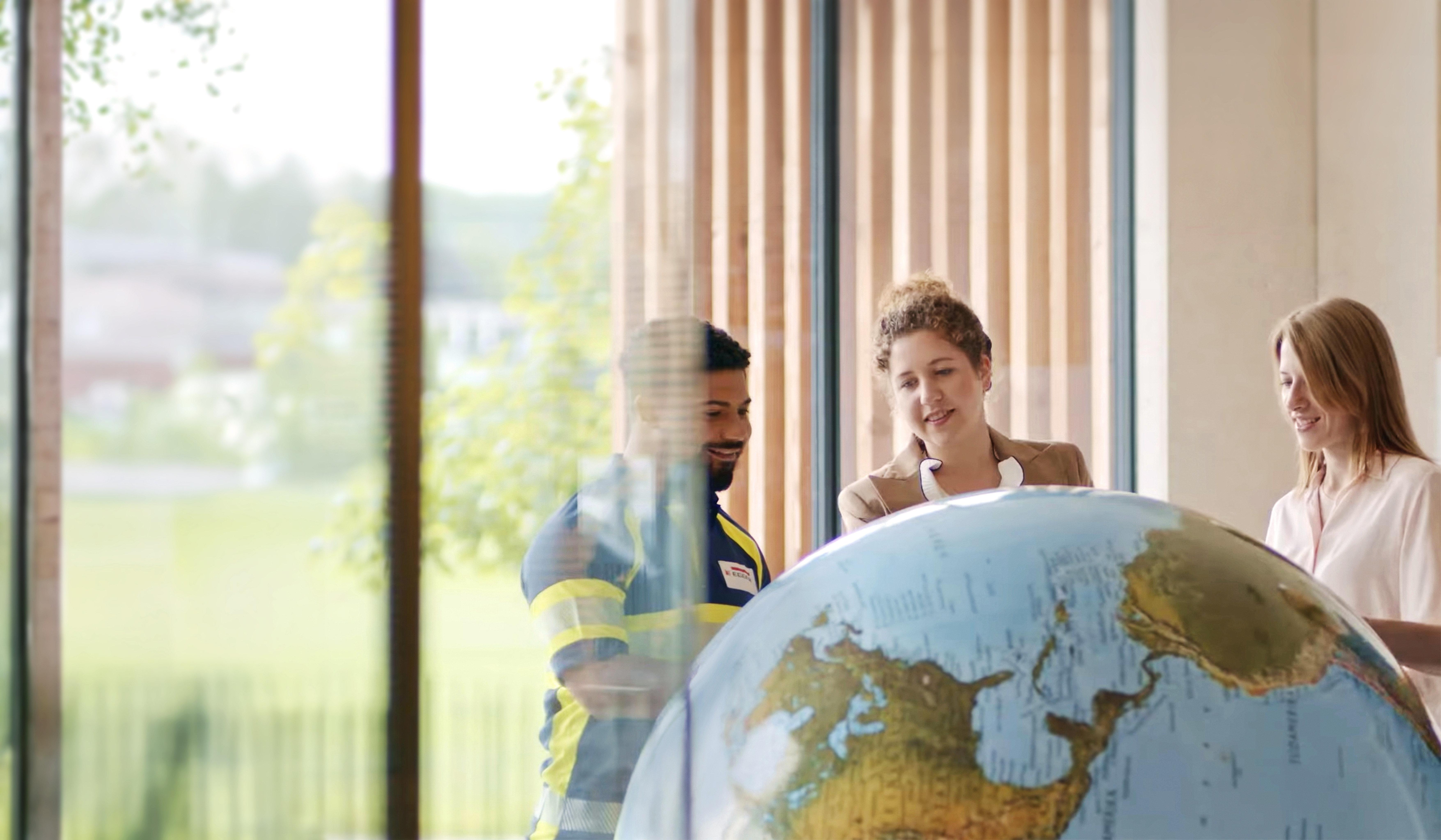 EGGER employees with a view of the globe