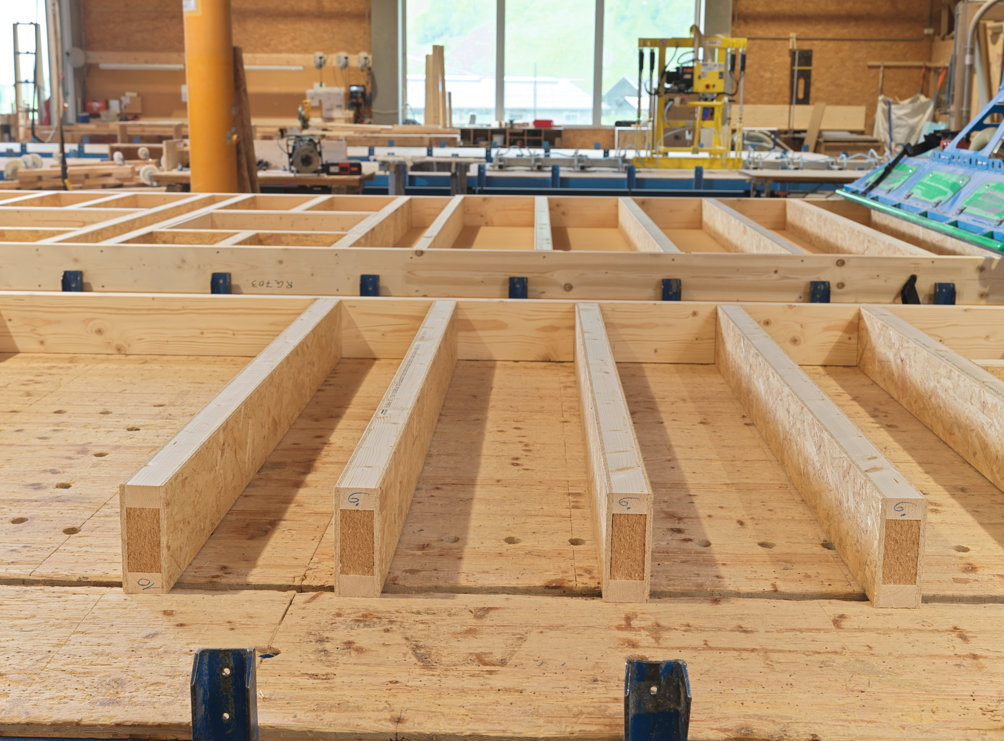 EcoBox-Element auf dem Produktionstisch während der Fertigung