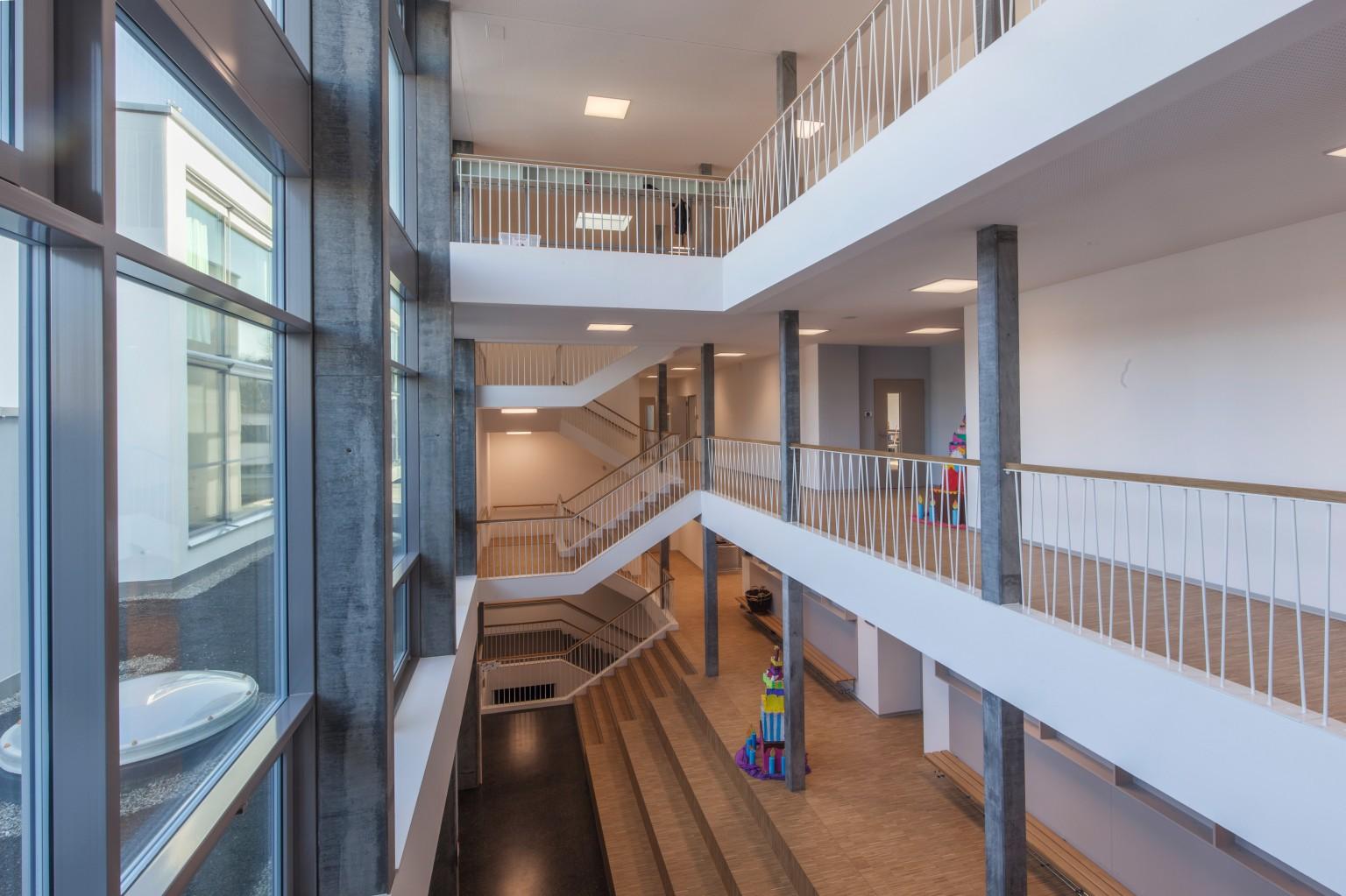 Une forte luminosité dans la nouvelle école de Kotten.