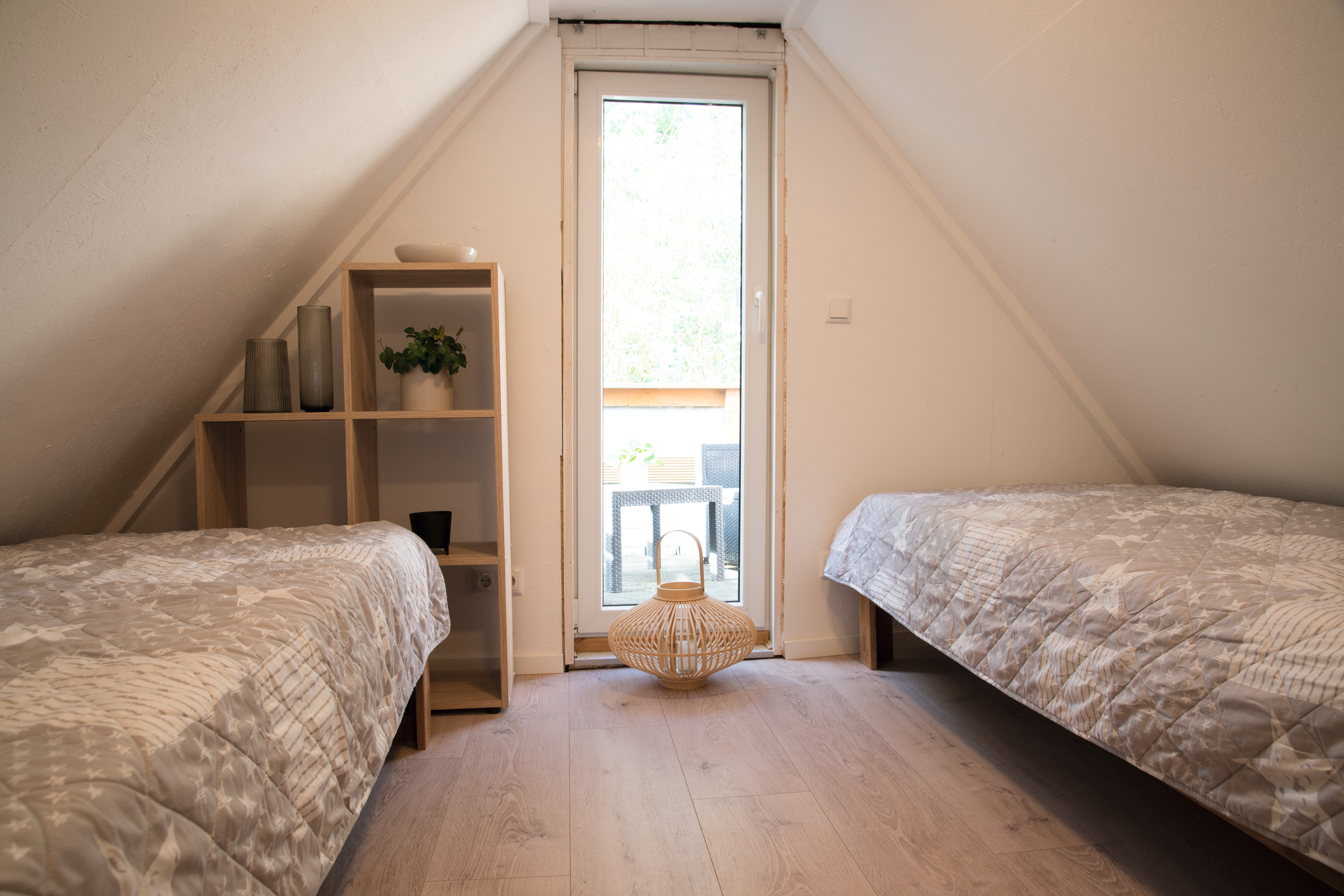 La camera da letto ben attrezzata nel sottotetto appare più spaziosa di quanto sia in realtà grazie al decoro chiaro EPC026.