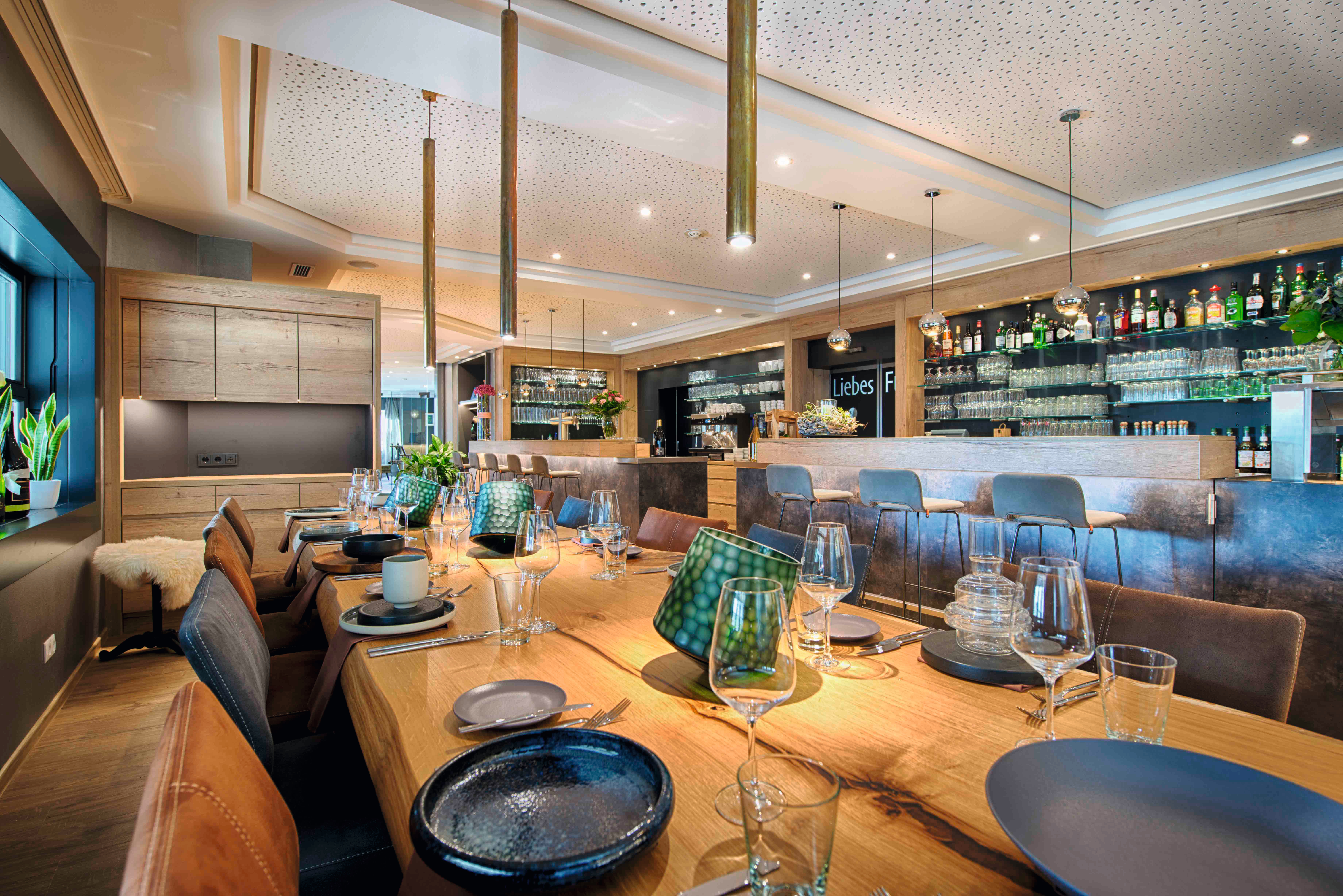 La sala ristorante ristrutturata con la riproduzione legno H1180 ST37 Rovere Halifax naturale.