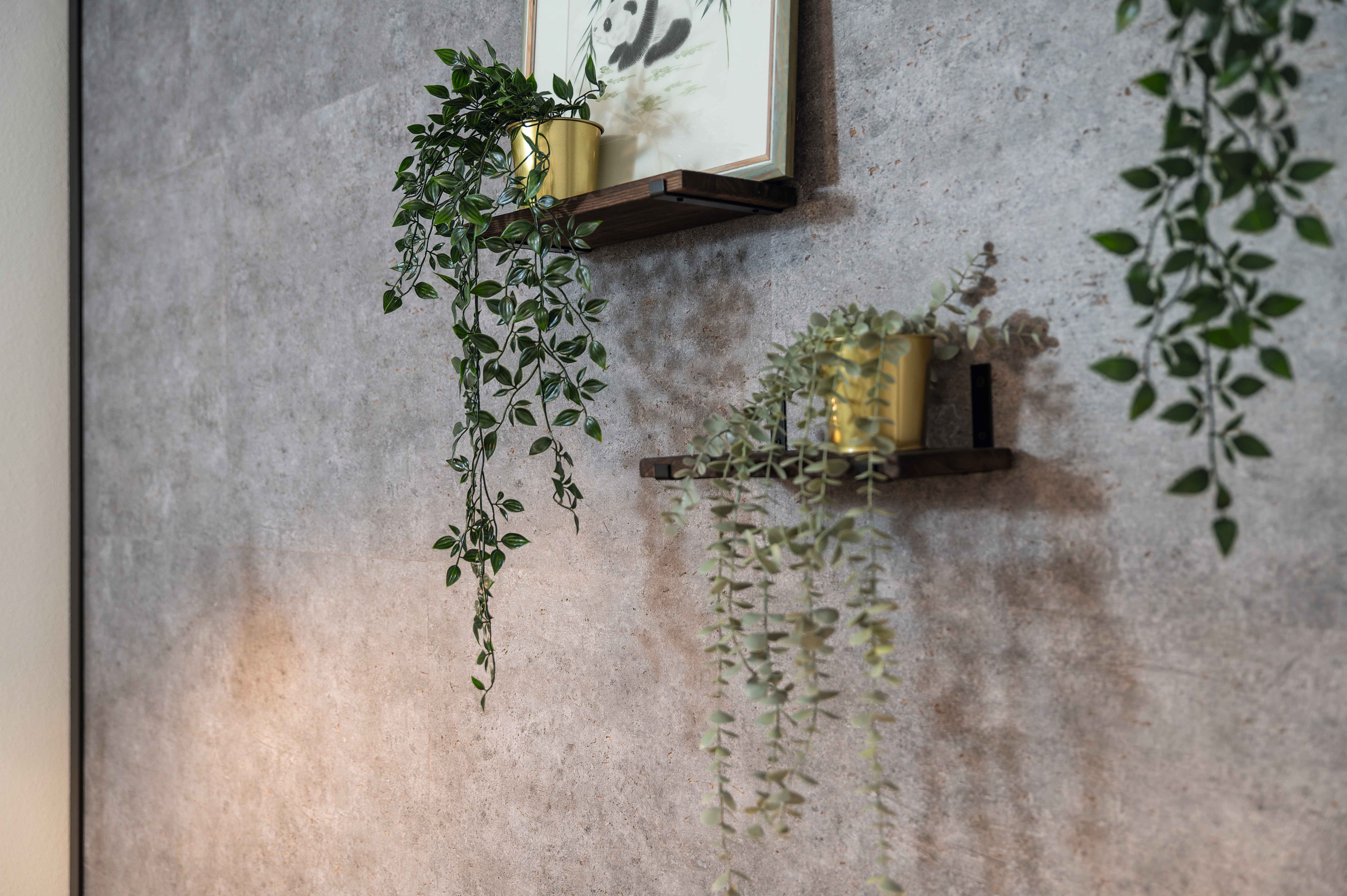 Die DecoWall Rovigo Beton dekoriert mit Accessoires ist die perfekte Leinwand für kreative Einrichtungsideen.