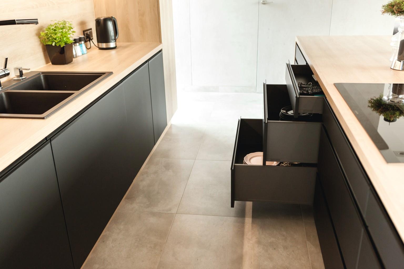 U999 PM nero nella versione PerfectSense opaco armonizza con la naturalezza del decoro H3309 ST28 Rovere Gladstone sabbia.