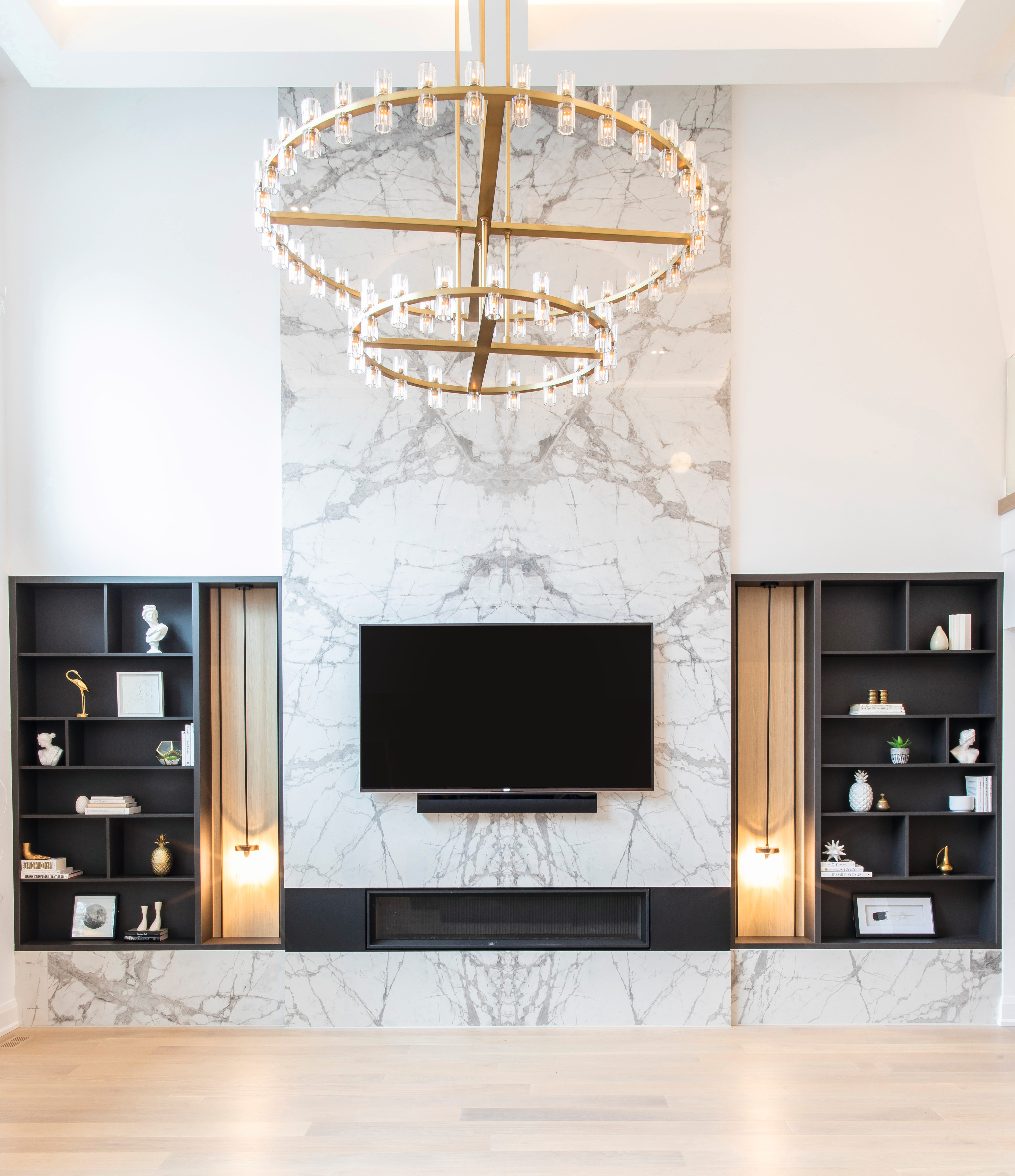 Thanks to the light grey nuances of Vicenza Oak, combinations with different colours and textures are made easy.