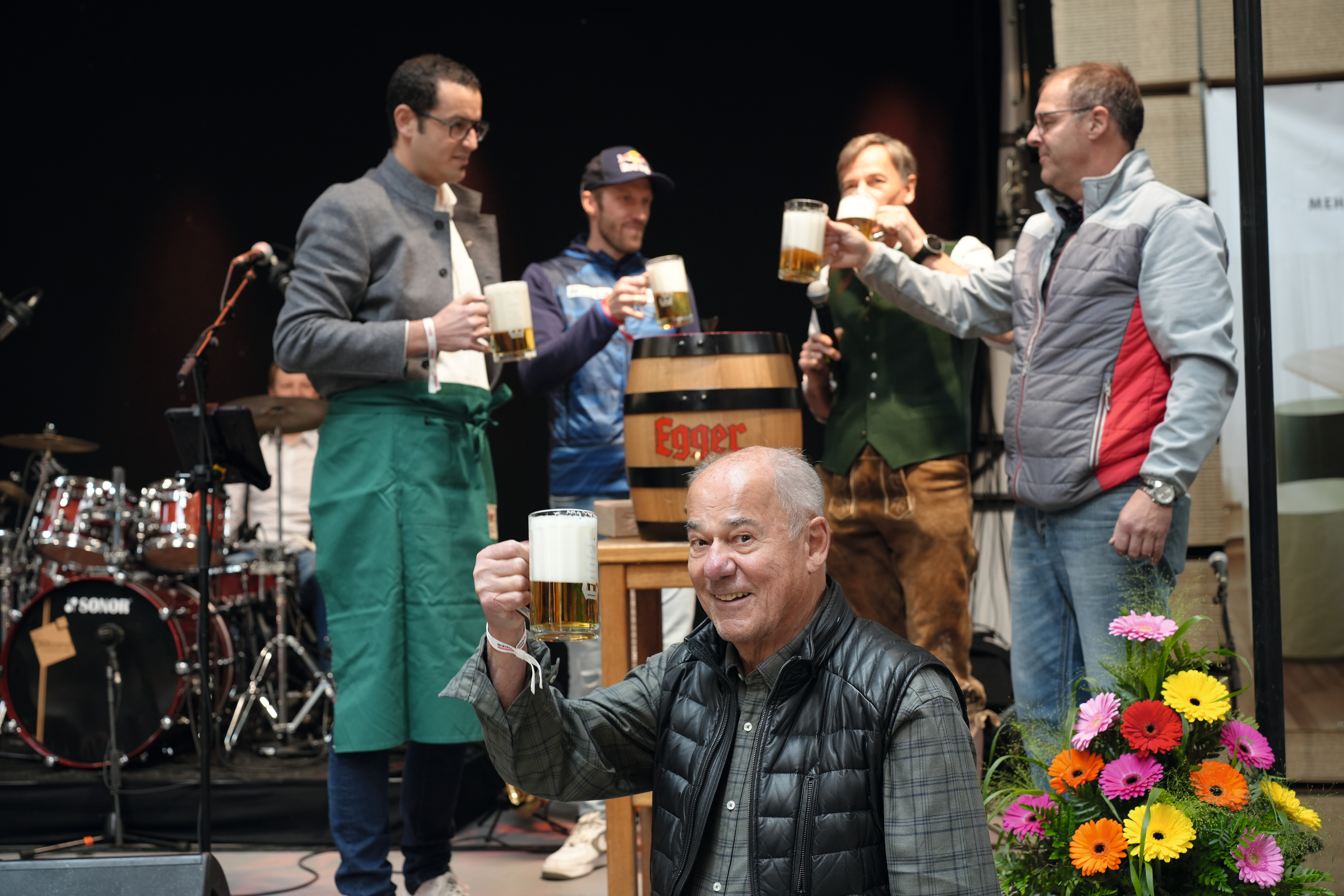 Eröffnet wurde das Mitarbeiterfest mit Michael Egger jun.(CSO), Biathlet Dominik Landertinger, Matthias Danzl (Werksleitung Verkauf), Gerhard Dörflinger (Projektleitung Mitarbeiterfest) und Michael Egger Sen. (v.l) Eröffnet wurde das Mitarbeiterfest mit Michael Egger jun.(CSO), Biathlet Dominik Landertinger, Matthias Danzl (Werksleitung Verkauf), Gerhard Dörflinger (Projektleitung Mitarbeiterfest) und Michael Egger Sen. (v.l)