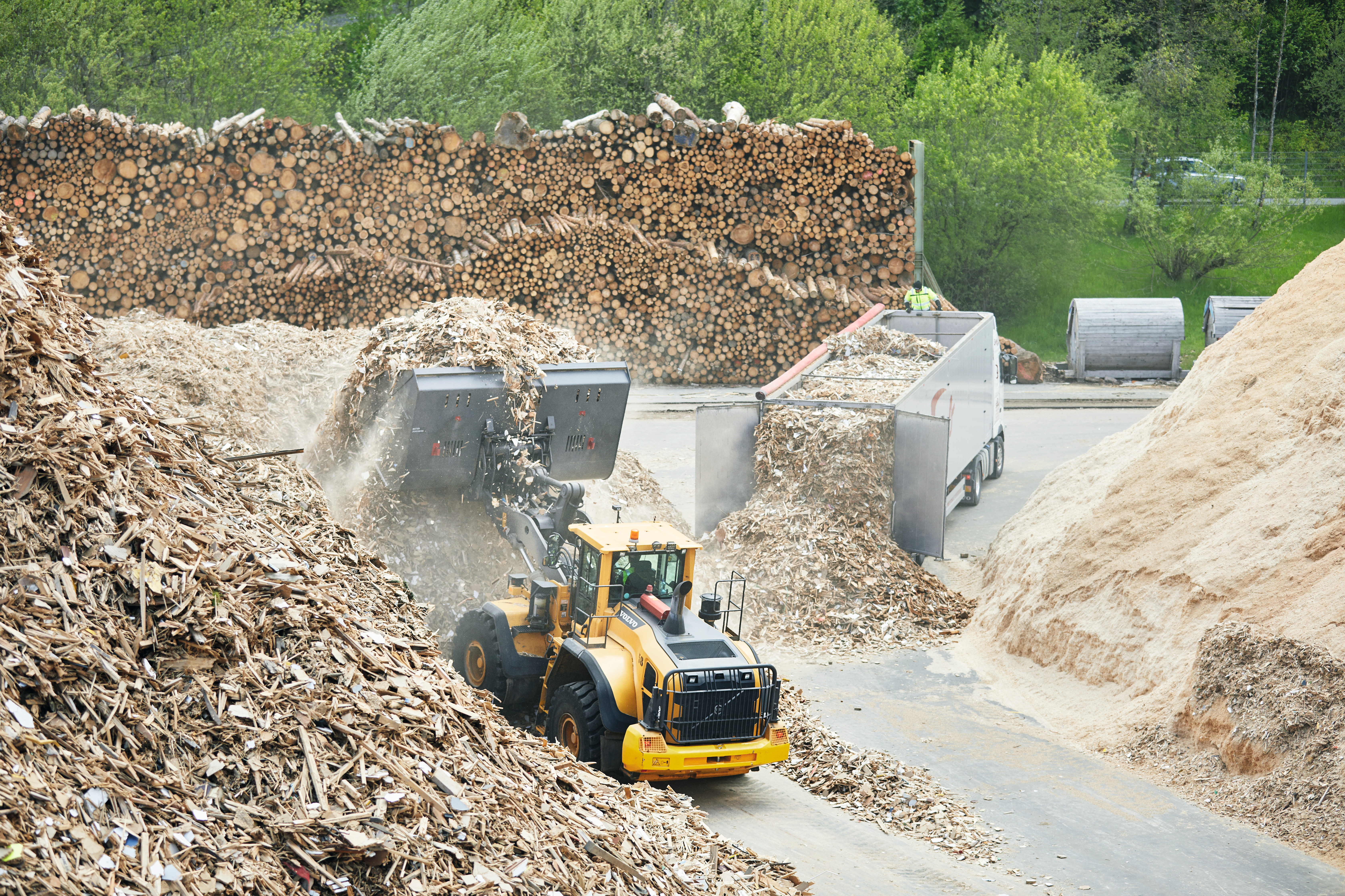 Excavator transports hackchips