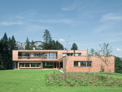 Utilisation du bois comme matière première pour la construction de la façade en bardeaux de mélèze.