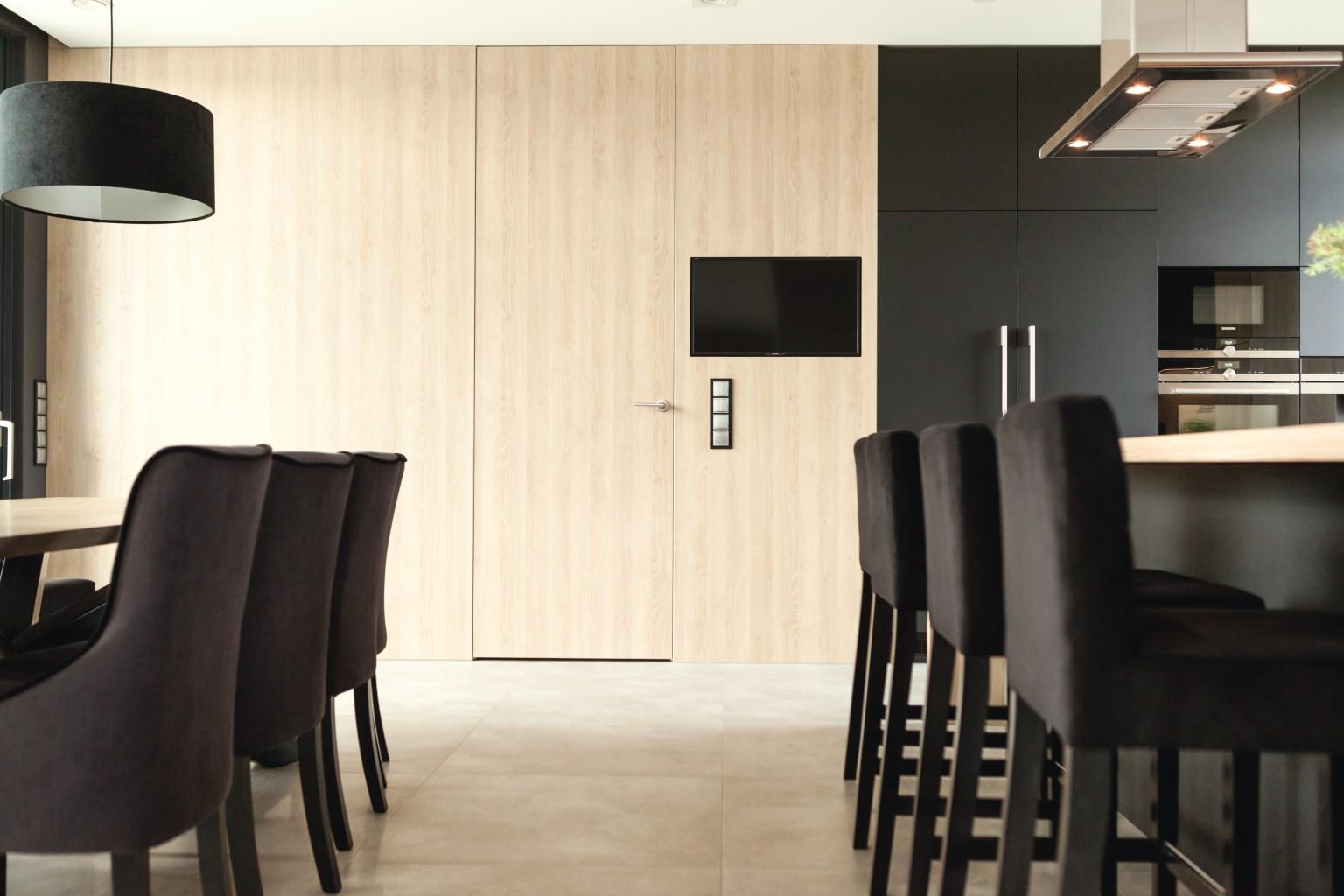 U999 PM nero nella versione PerfectSense opaco armonizza con la naturalezza del decoro H3309 ST28 Rovere Gladstone sabbia.