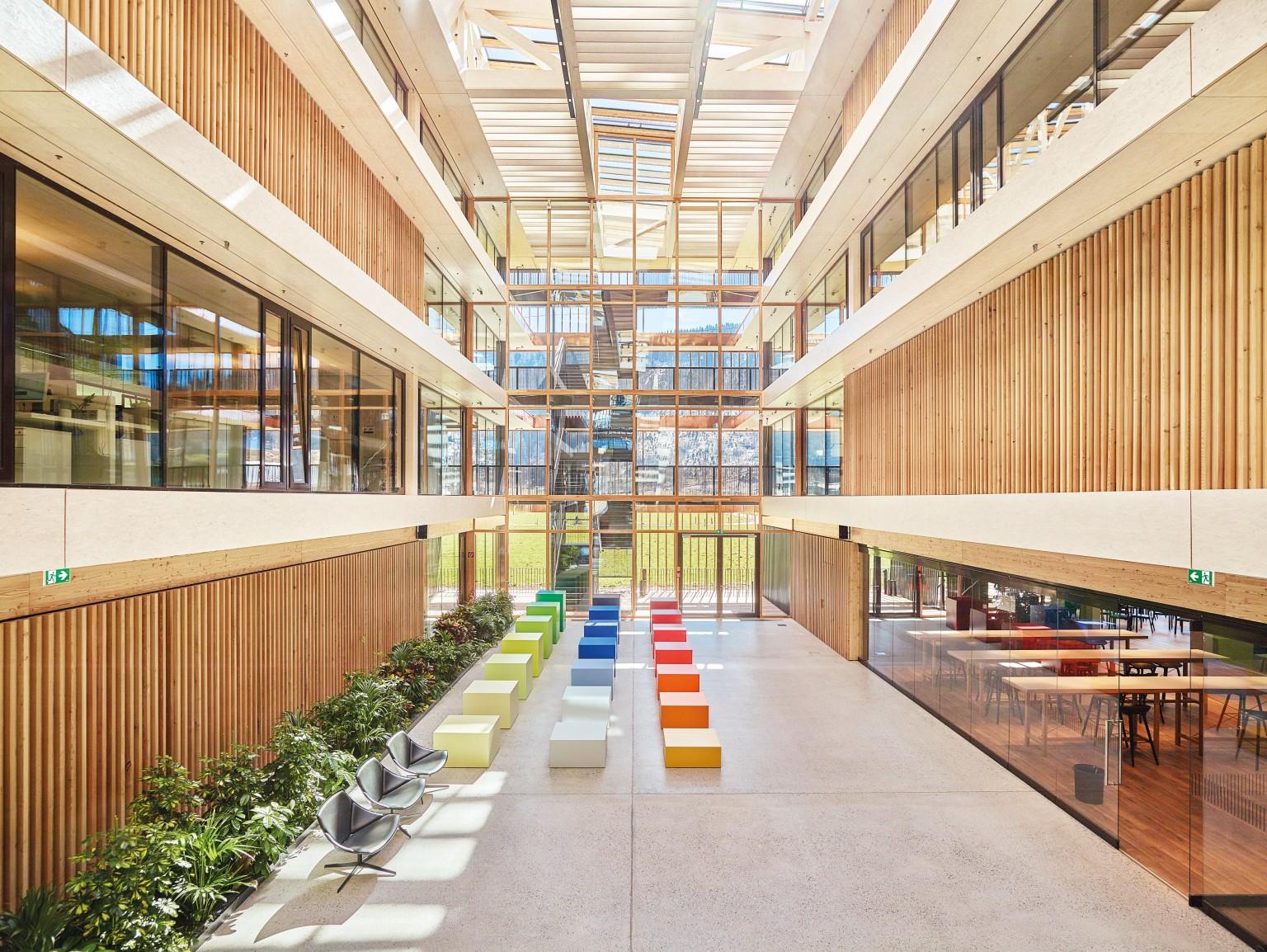The atrium mirrors the openness of the rooms inside the building.© Christian Vorhofer