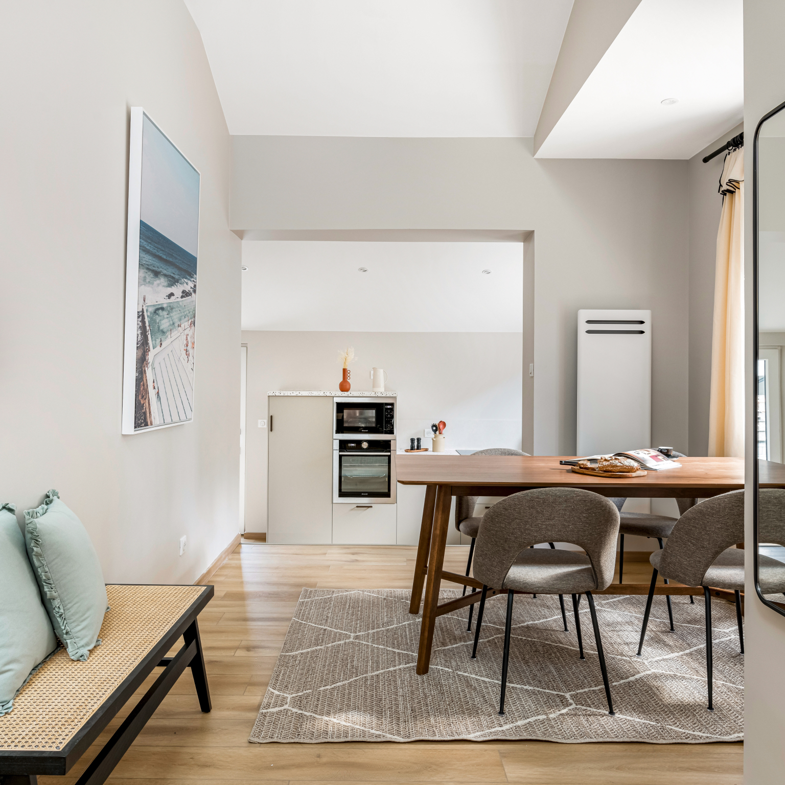 Cuisine semi sur-mesure rénovée à Saint-Étienne, design lumineux avec plan de travail en Terrazzo