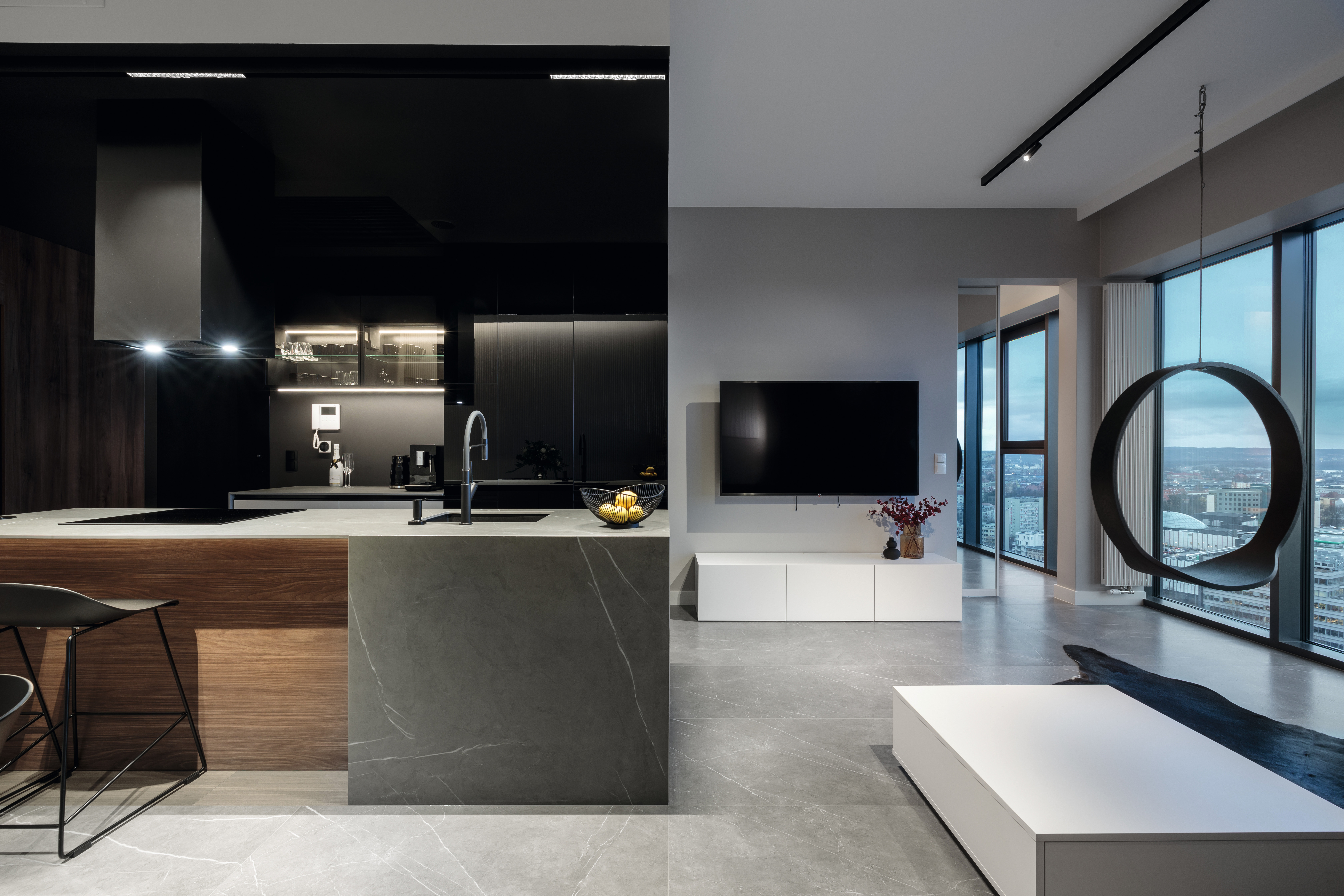 The kitchen in U999 PG Black and the kitchen island are real eye-catchers in this appealing interior design. 