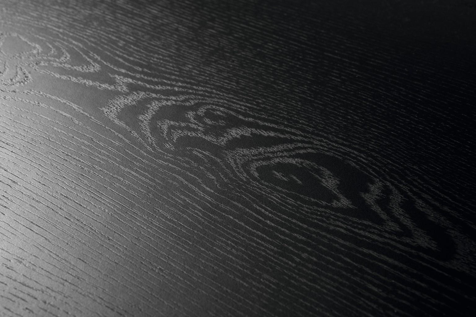 The Natural Pore realistically simulates solid wood. 