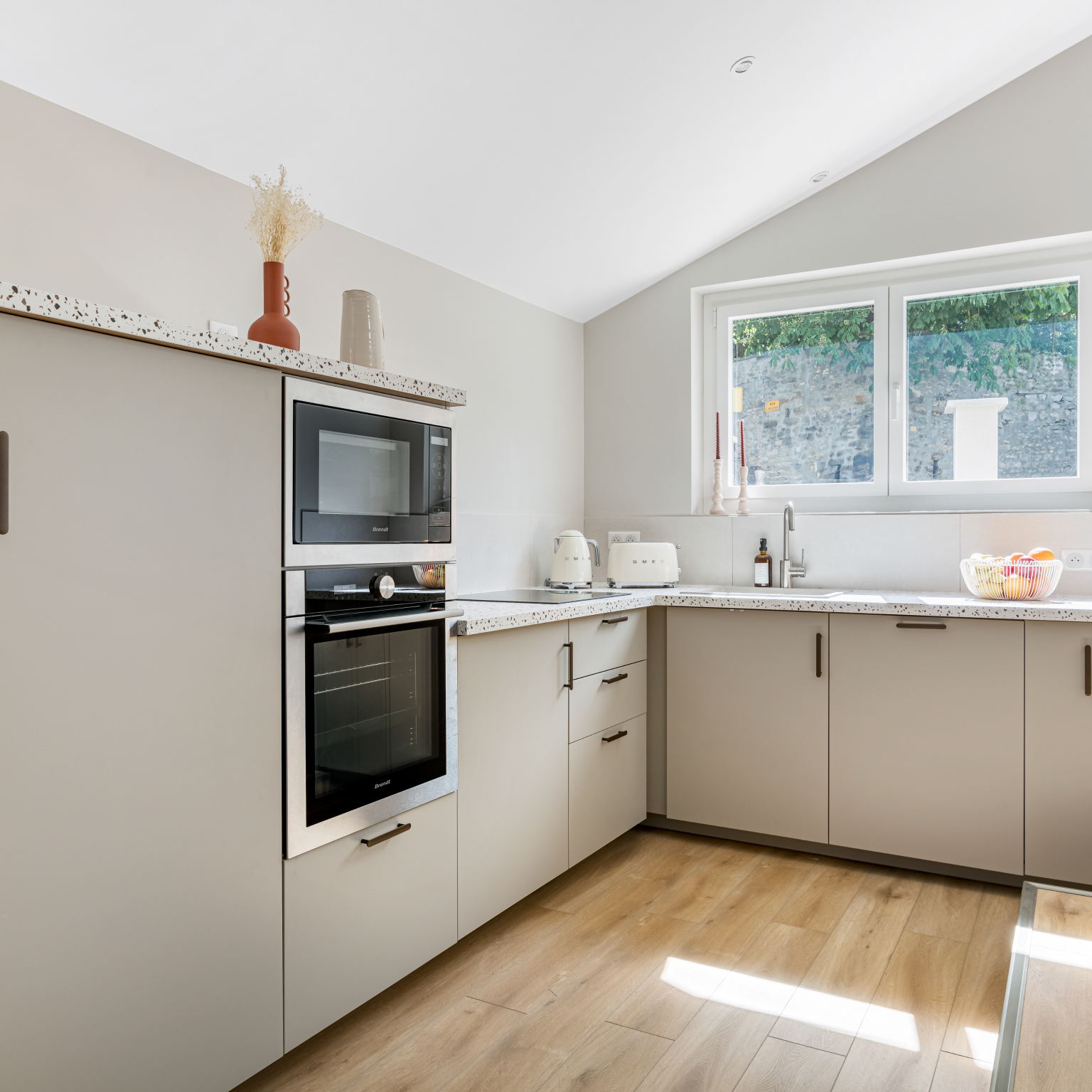 Cuisine ouverte et accueillante dans une maison stéphanoise, rénovation complète avec finitions modernes