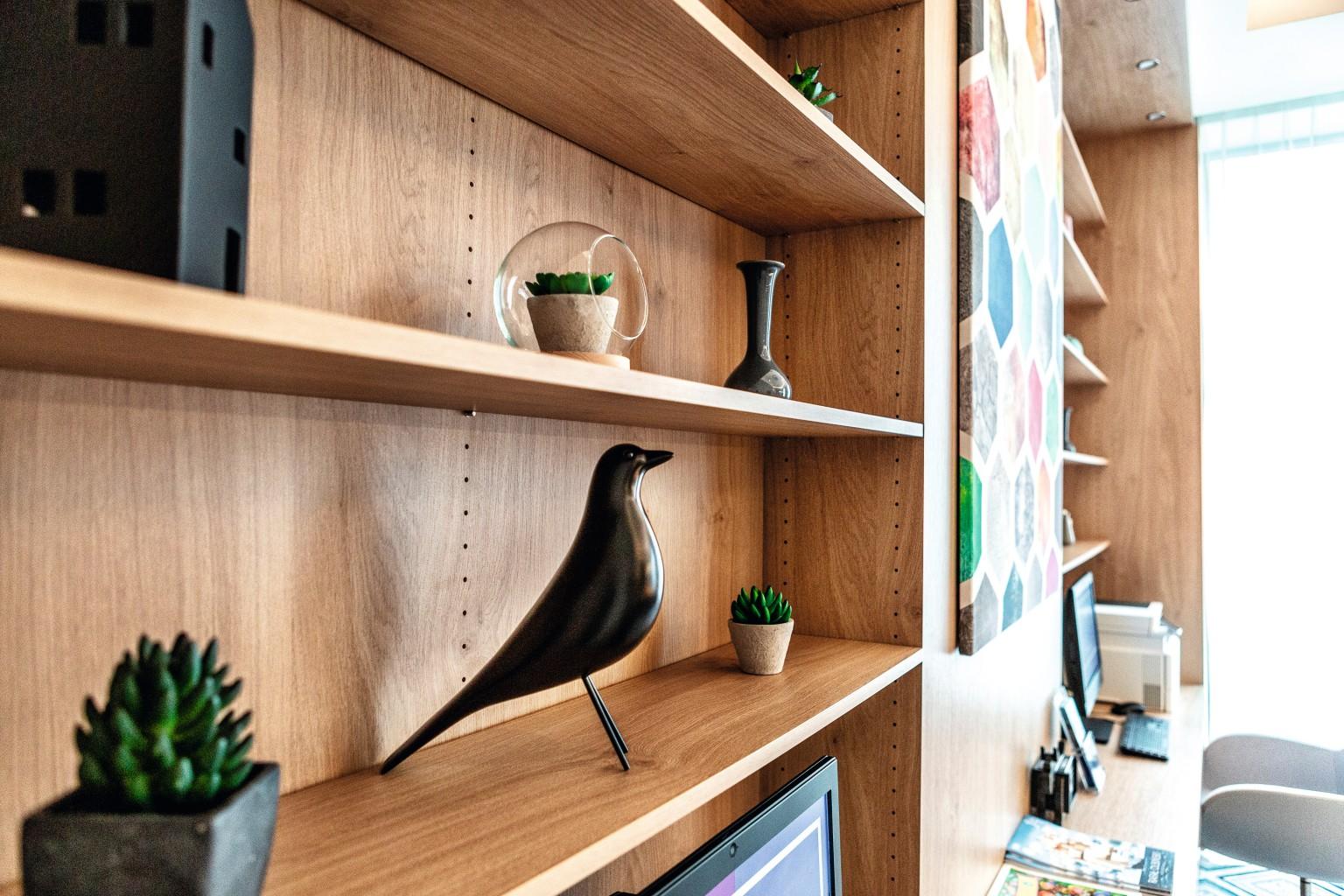 The wall shelf showcases decorative highlights and adds natural charm to the room.