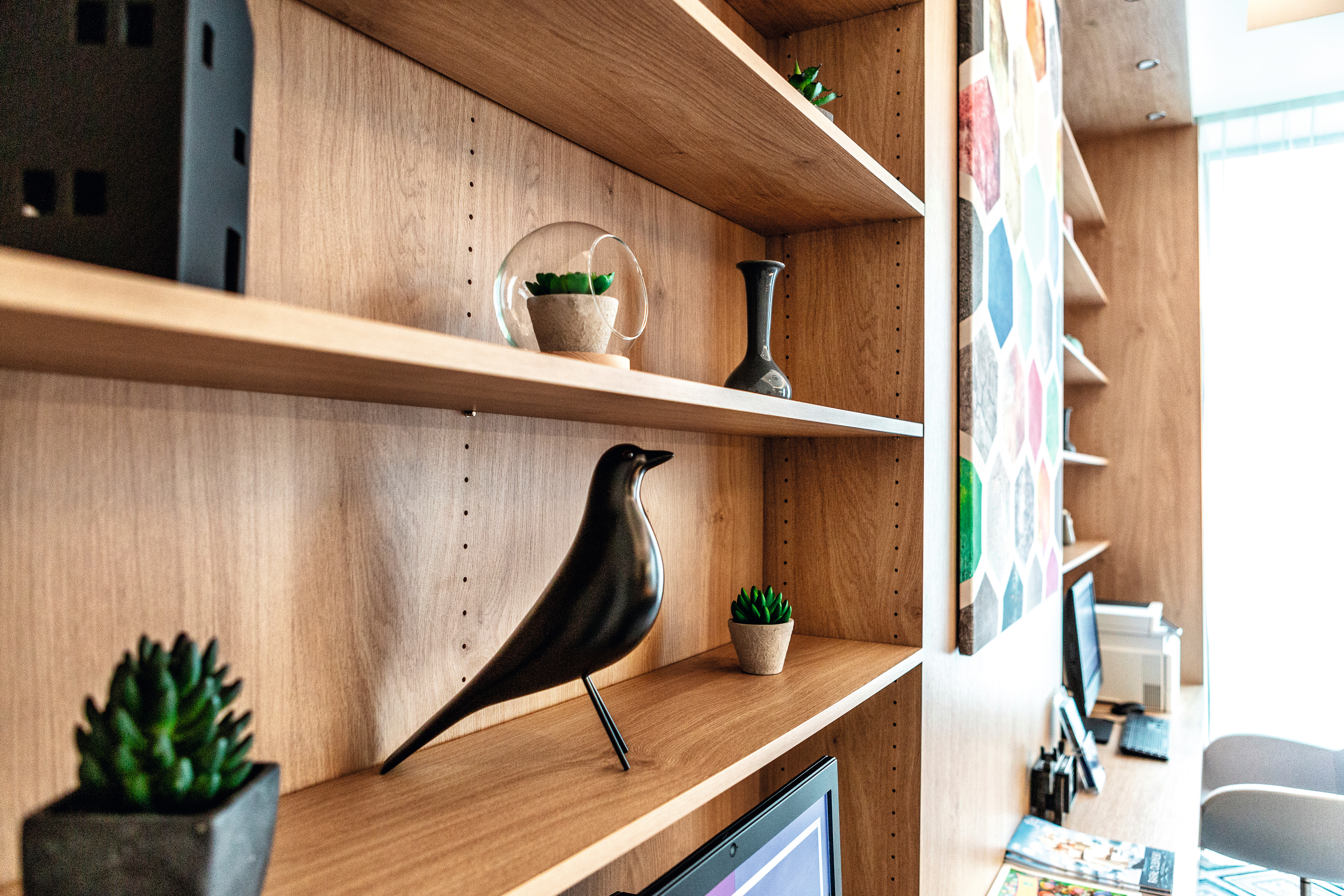 The wall shelf (H3170 ST12) showcases decorative highlights and adds natural charm to the room.