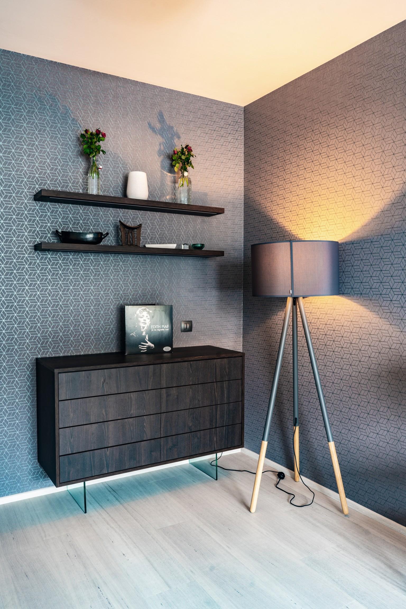 Die LED-Lichtleisten an den Möbeln im Schlafzimmer tragen zur Gemütlichkeit bei.