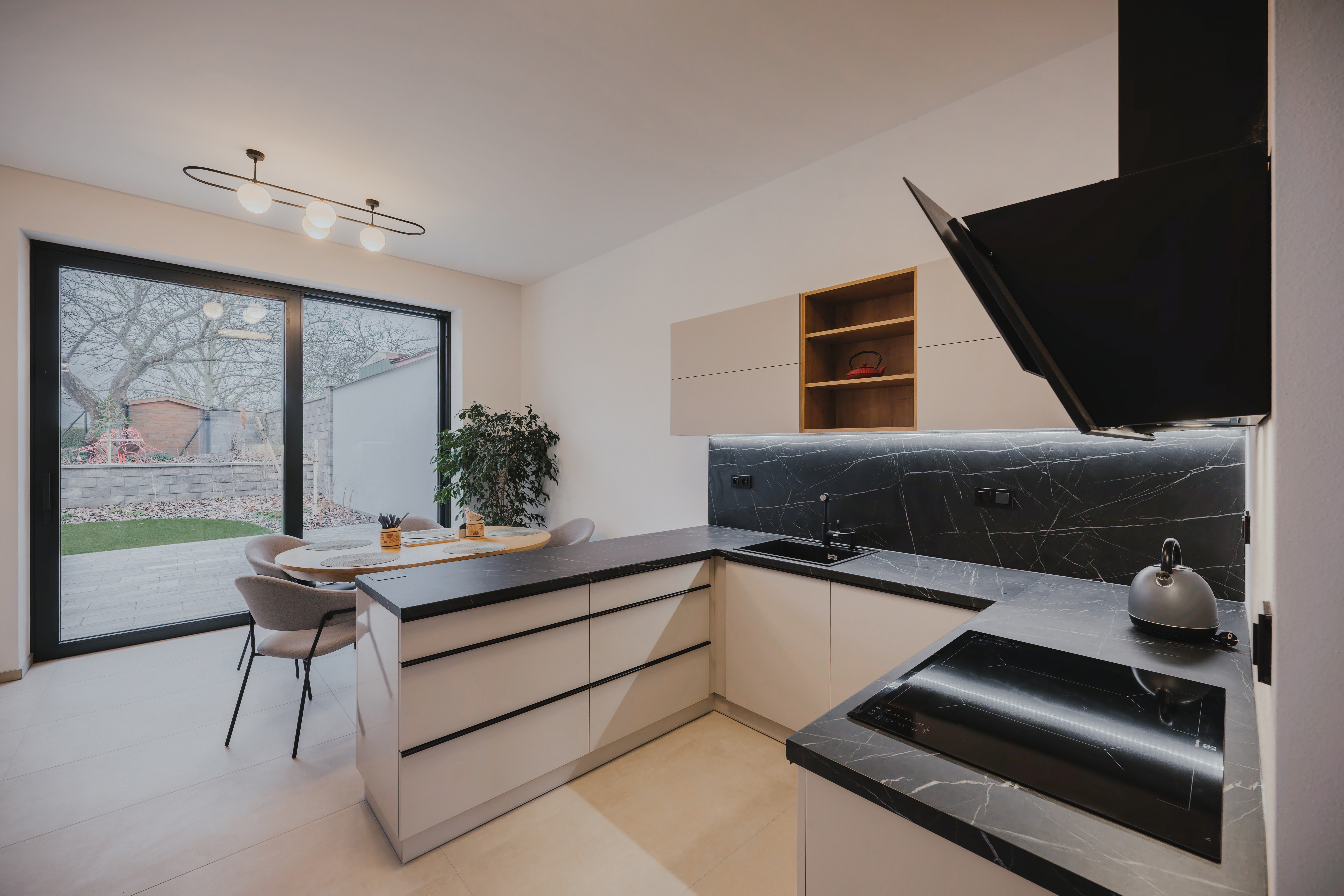 Three decors have been thoughtfully combined in this kitchen. 