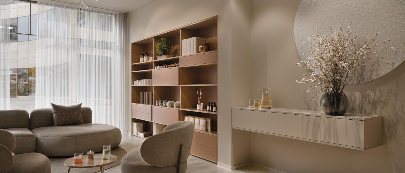 Współczesne wnętrze strefy recepcji wellness H1316 ST17 Dąb Bookmatchk U830 ST9 Karmel i U220 St9 Beż aksamitny.