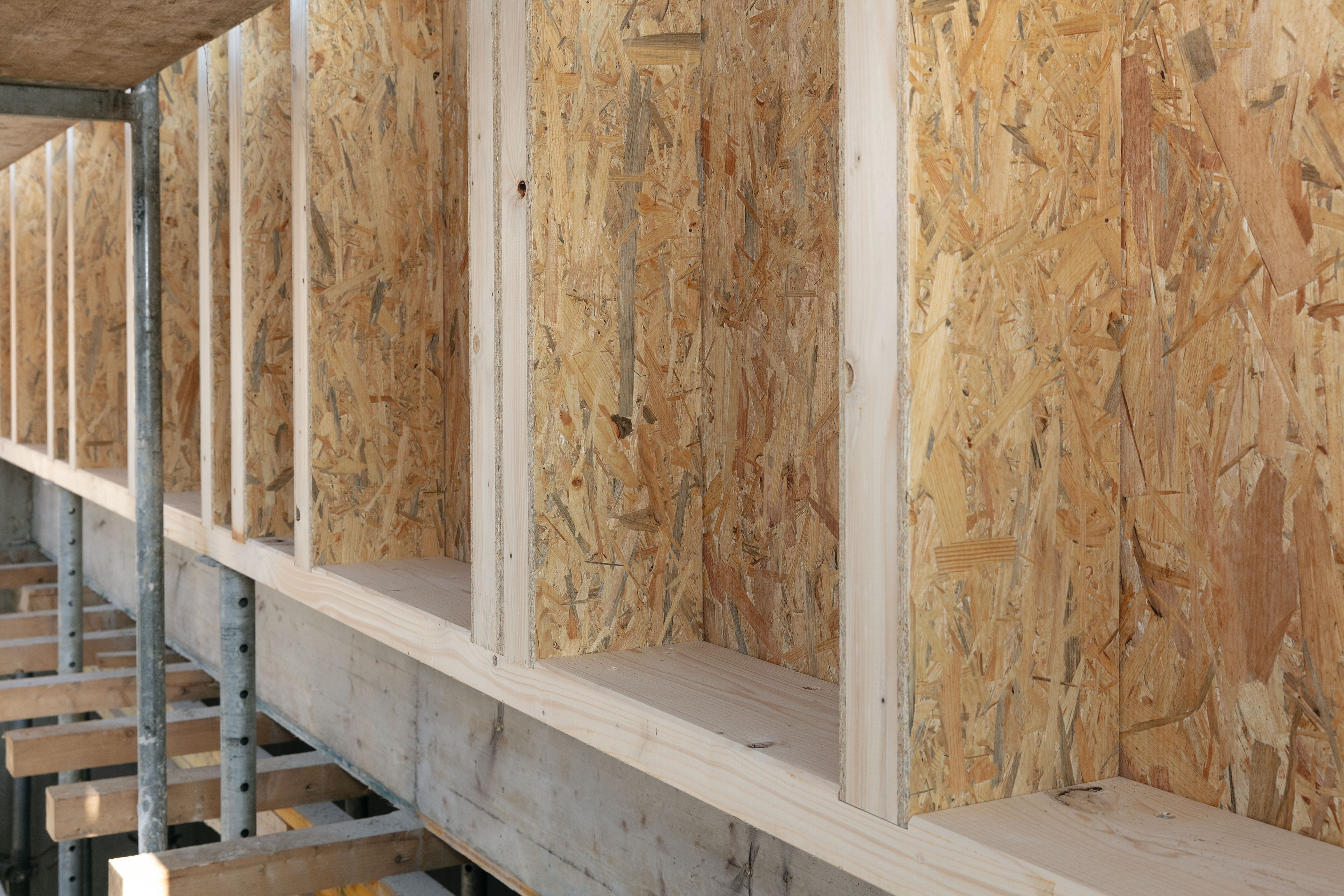 EcoBox-Holzwandelement in der Montage, Ansicht der OSB-beplankten Gefache. 