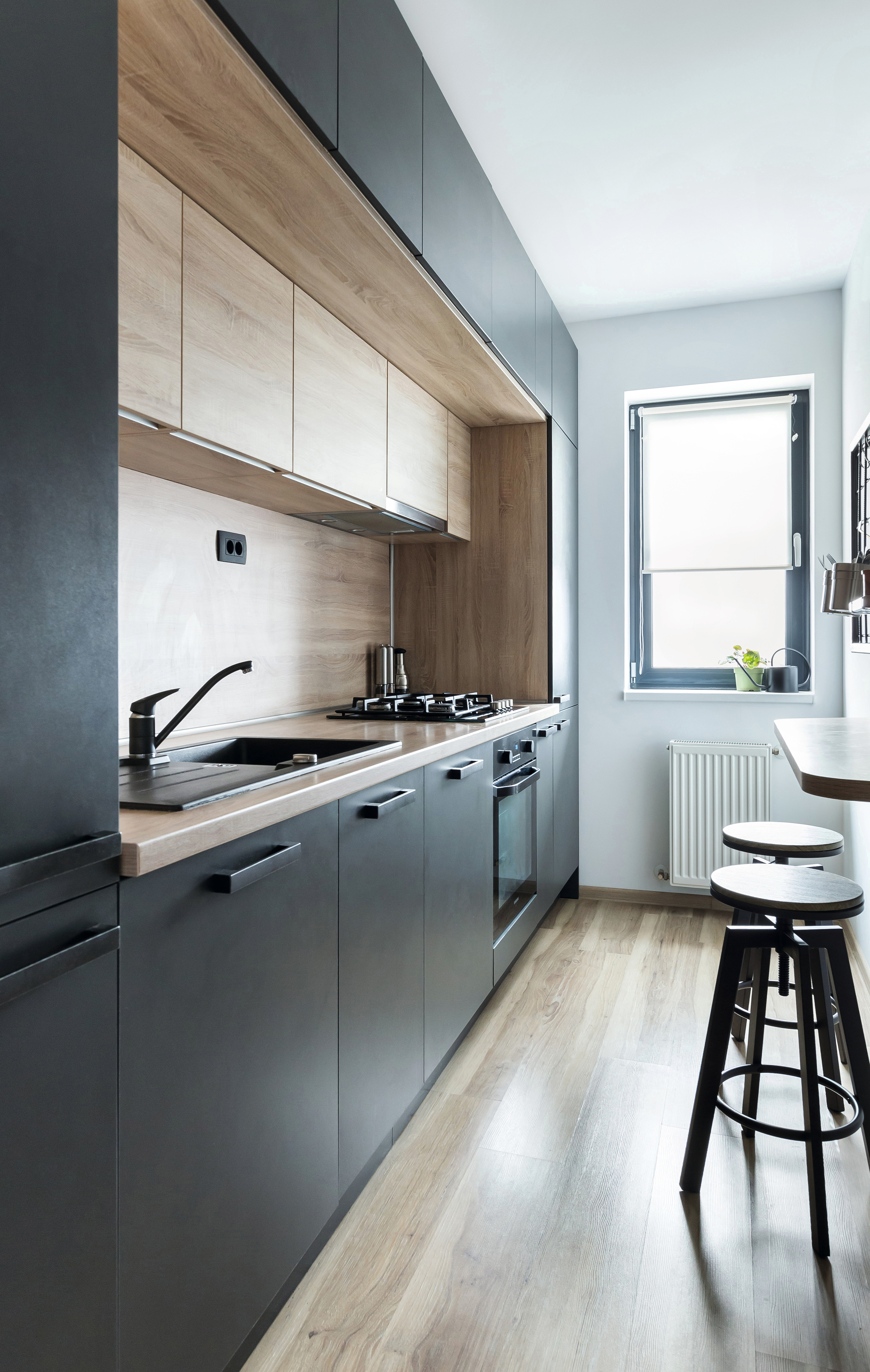 De juiste kleurkeuze en de geometrische indeling geven de keuken een moderne uitstraling.