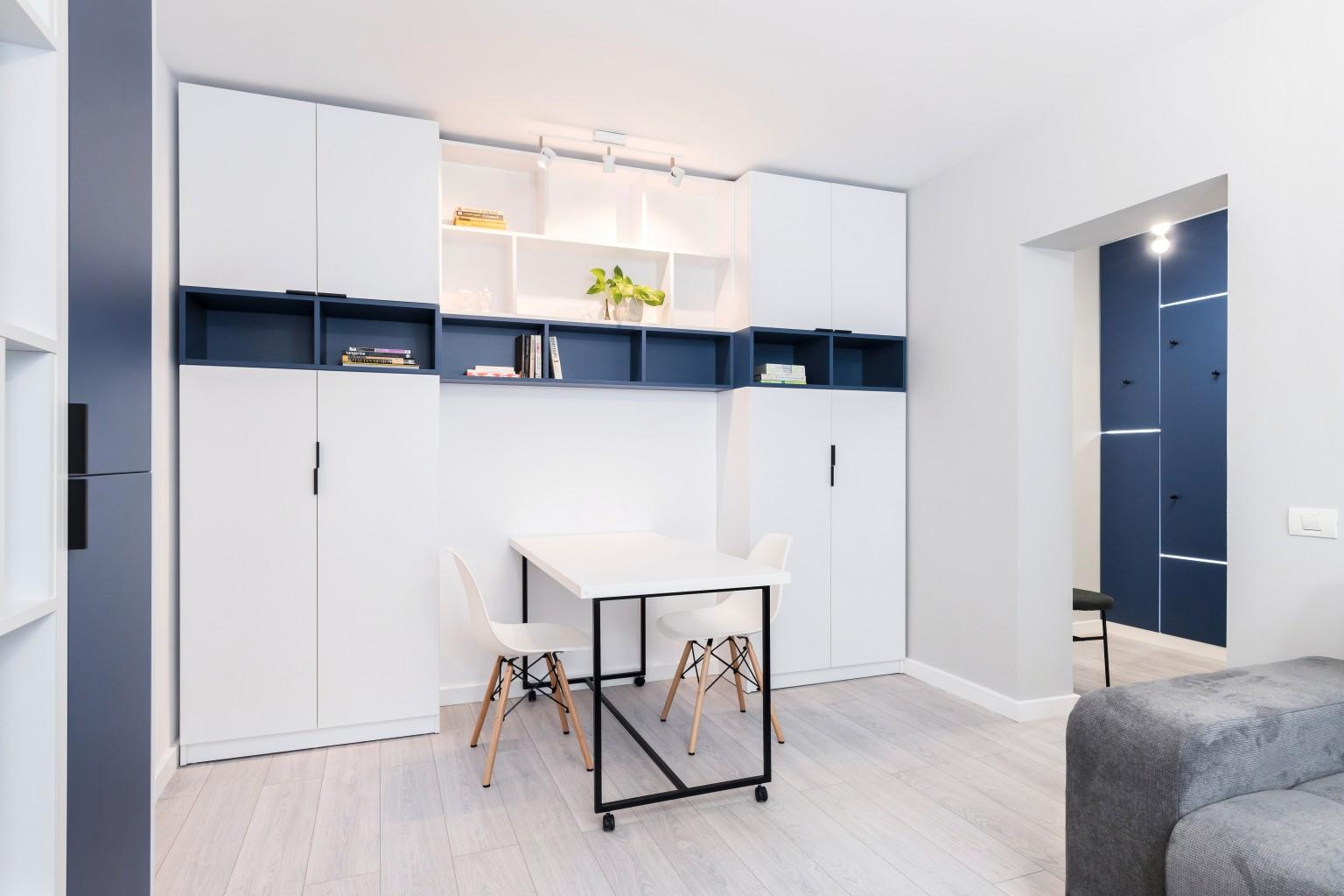 Das helle Wohnzimmer in W1000 ST9 Premiumweiss mit blauen Akzenten.