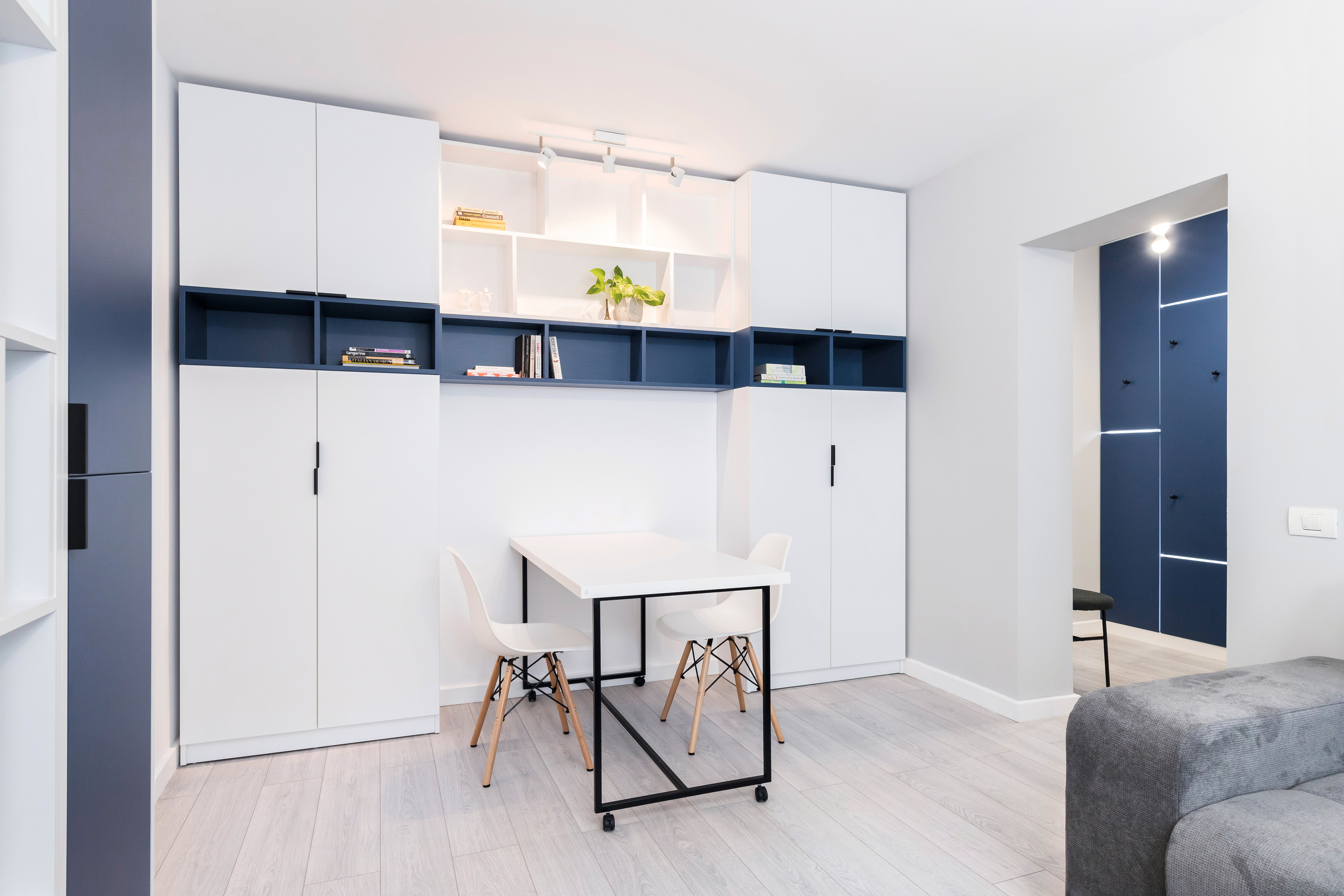 Světlý obývací pokoj v dekoru W1000 ST9 Prémiově bílá s modrými kontrasty.