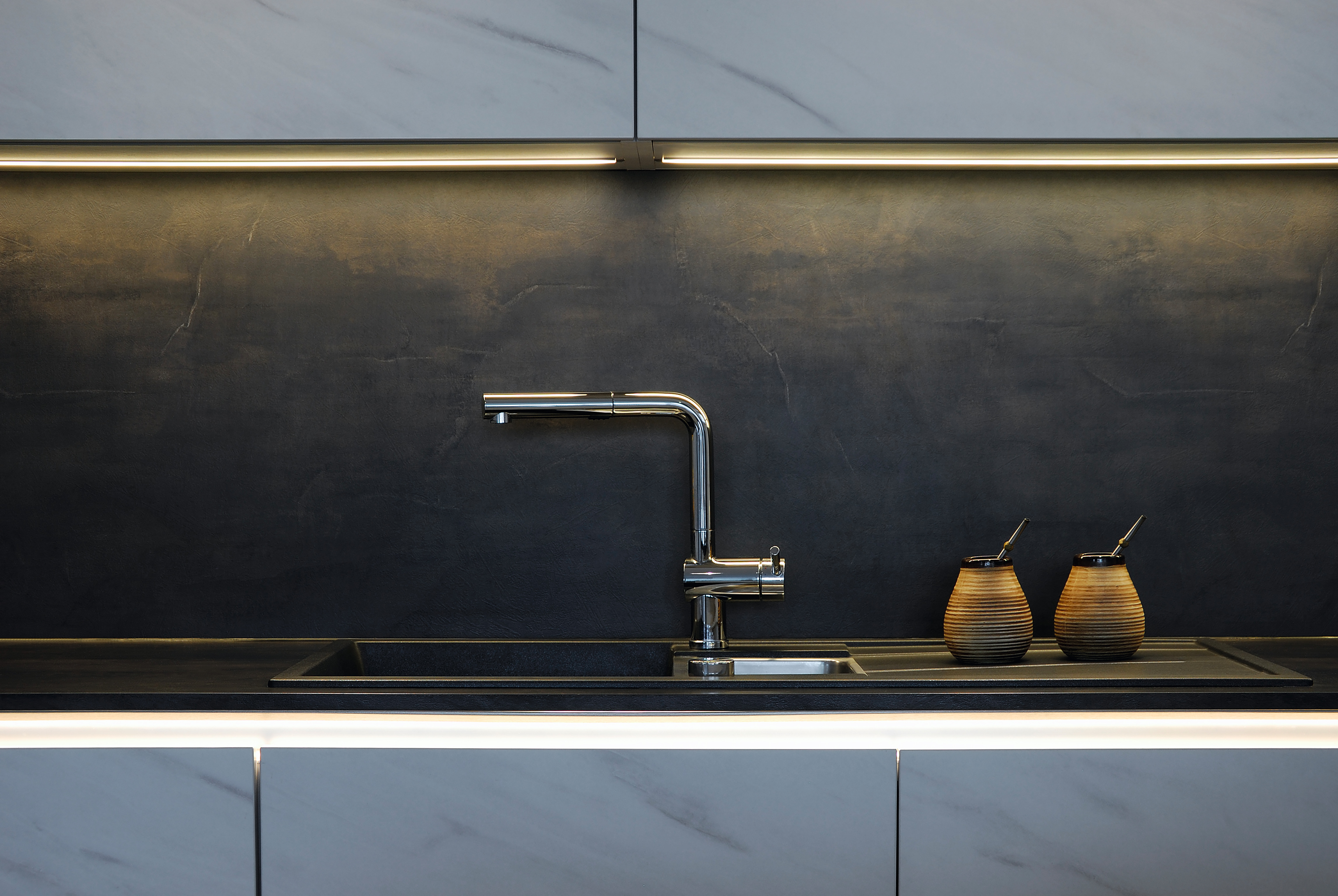Metallic looks and marble as a harmonious contrast in kitchen design.