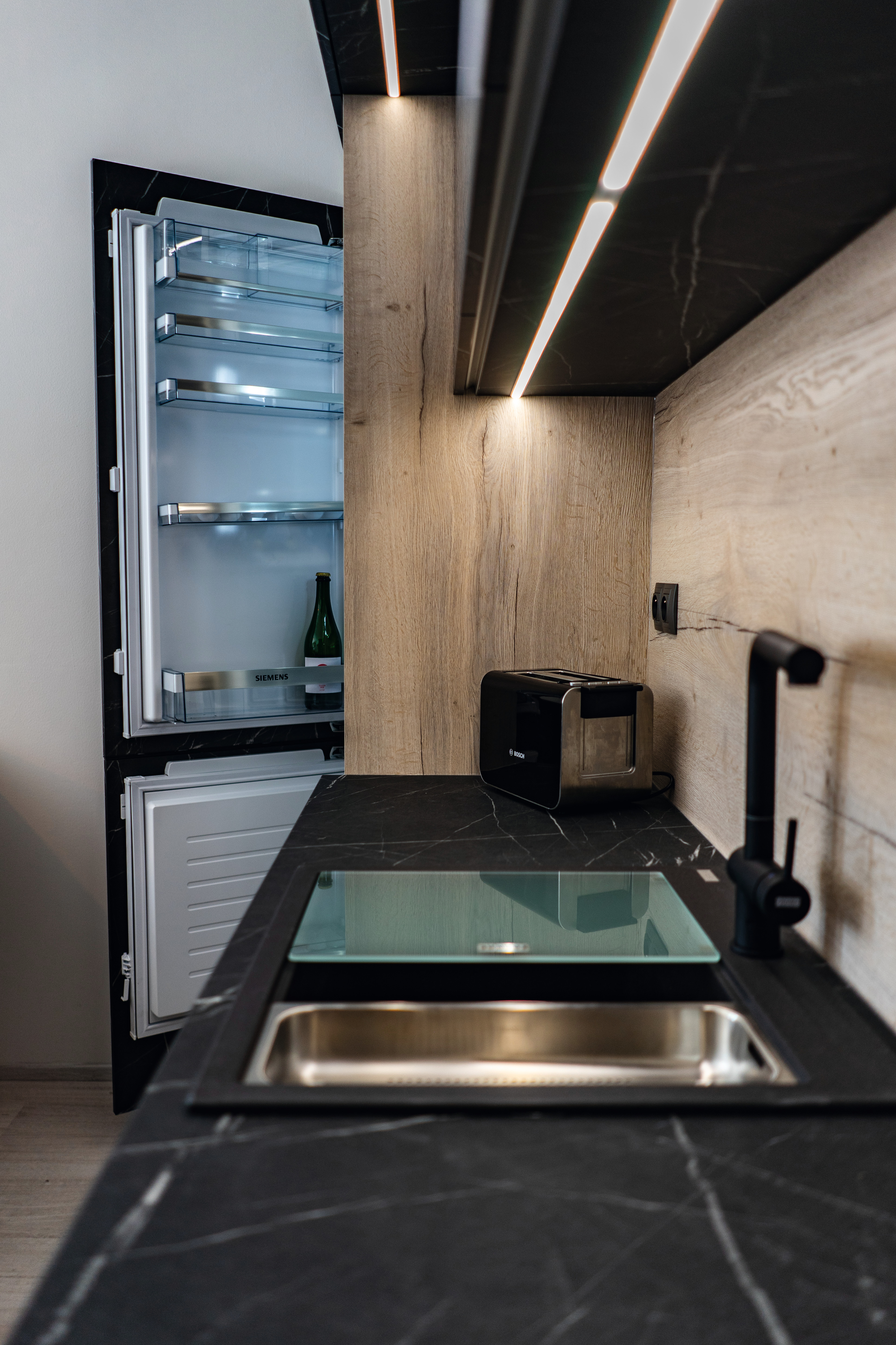 The H1199 ST12 Black-Brown Thermo Oak used on the bathroom furniture adds a dark feature and acts as a striking contrast to the light tones.