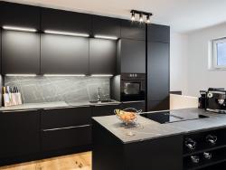 O gabinete de arquitetura Fuzzy's Woodart rompe com a tradição e utiliza a cor de tendência preto no design desta cozinha.