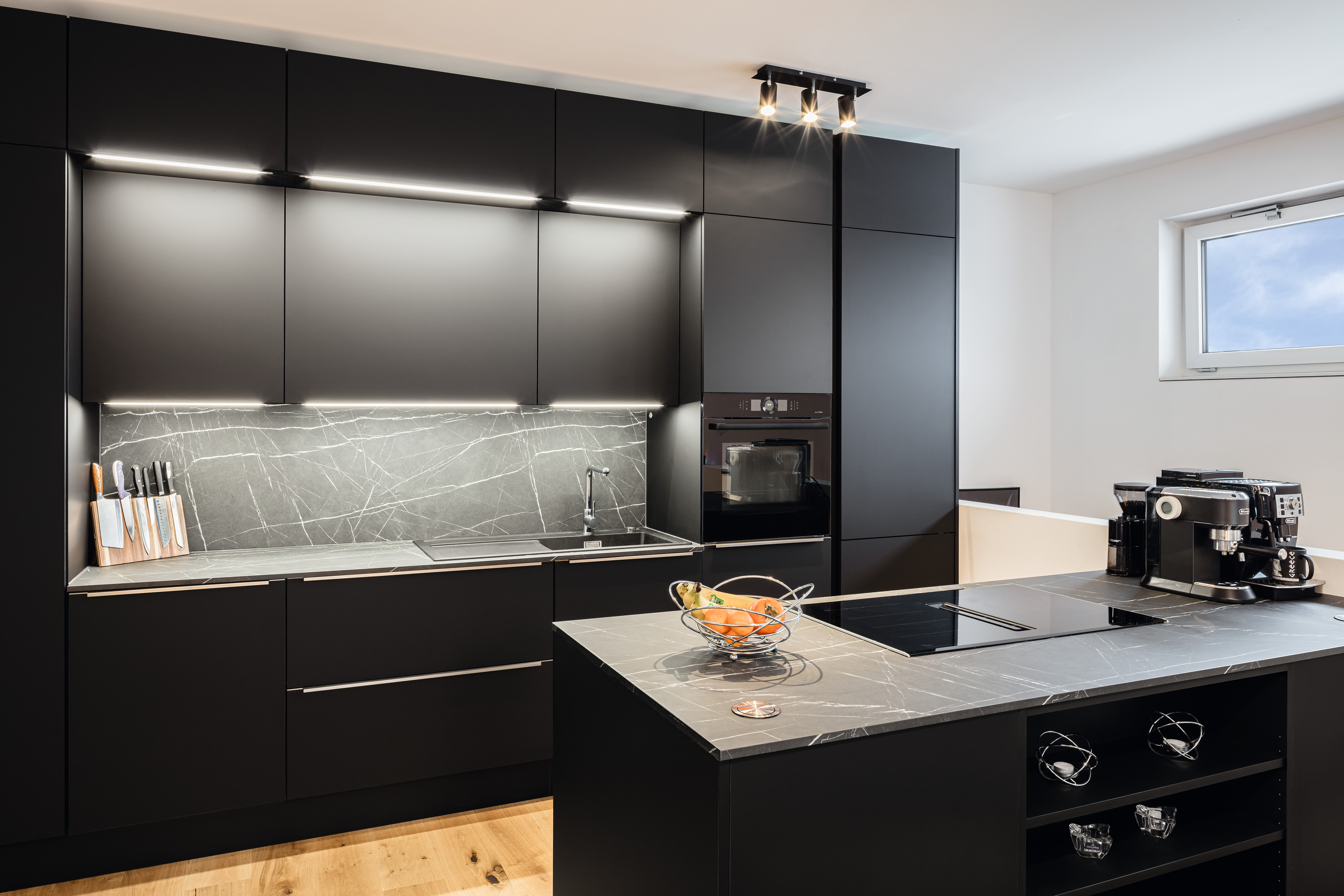Der Architekt Fuzzy’s Woodart bricht Traditionen und setzt bei der Gestaltung dieser Küche auf die Trendfarbe Schwarz.