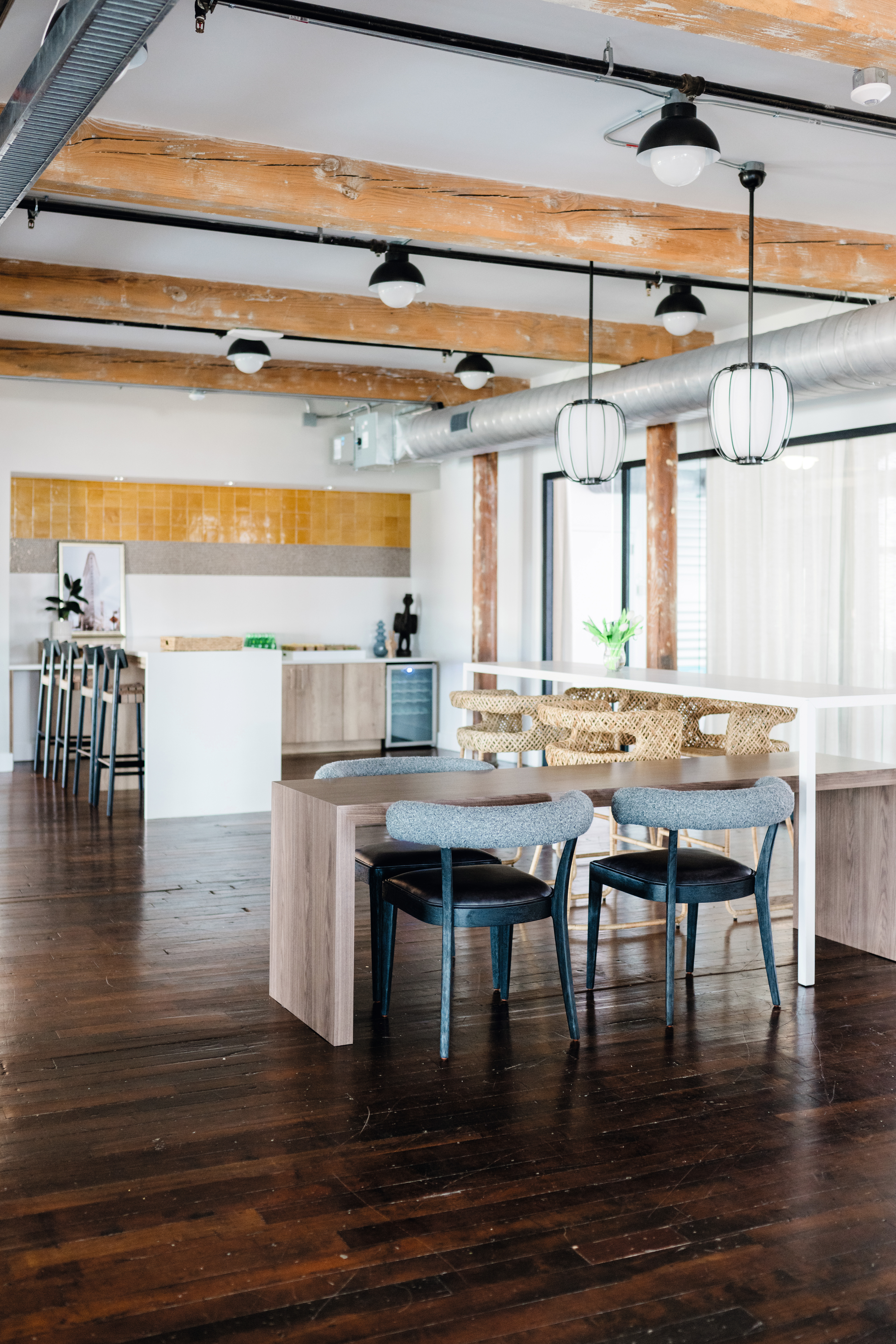 The combination of H1180 ST37 Natural Halifax Oak with quartz countertops brings a sophisticated touch to this industrial-inspired work and event space.