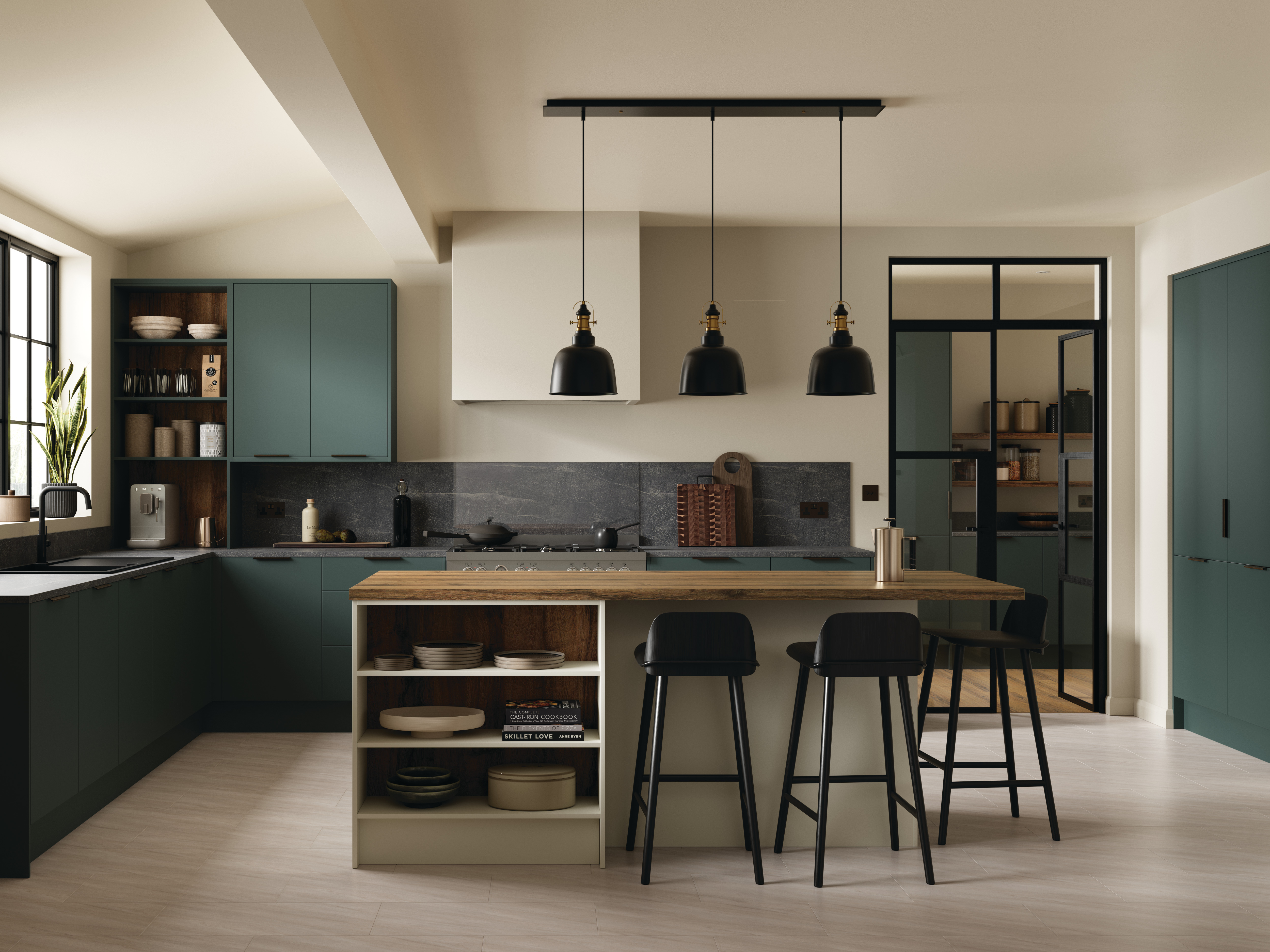 Cuisine moderne avec un îlot central en bois clair, des rangements ouverts et deux tabourets noirs. Les meubles sont vert foncé avec des étagères en bois, et le plan de travail est assorti à la crédence gris foncé f244 h1344 u665 u775 elf676