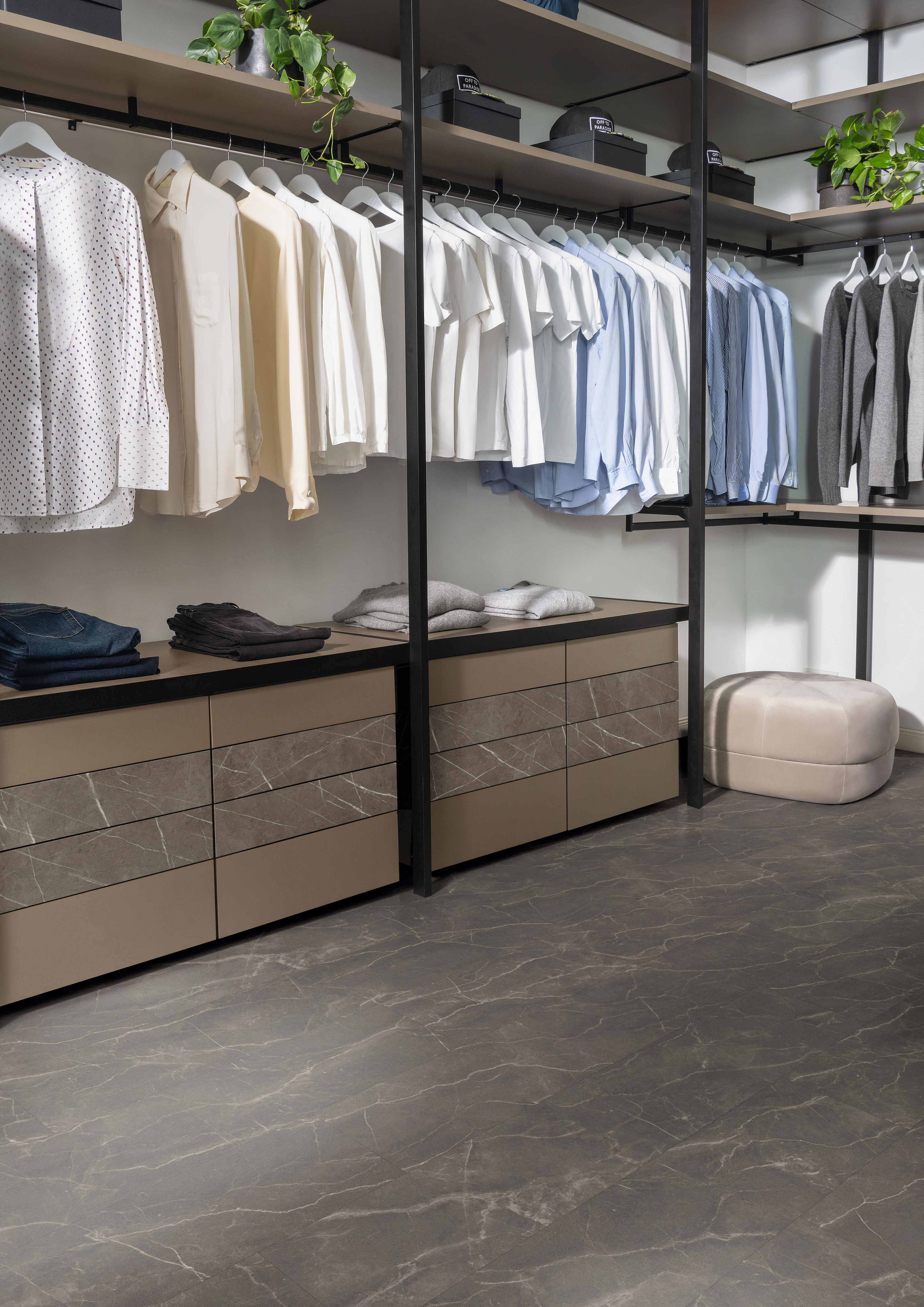 色彩搭配的商店：碳黑意大利石板和帕里尼灰色大理石。 抽屉正面：Eurodekor 双饰面板 | 地板： Design GreenTec 地板
