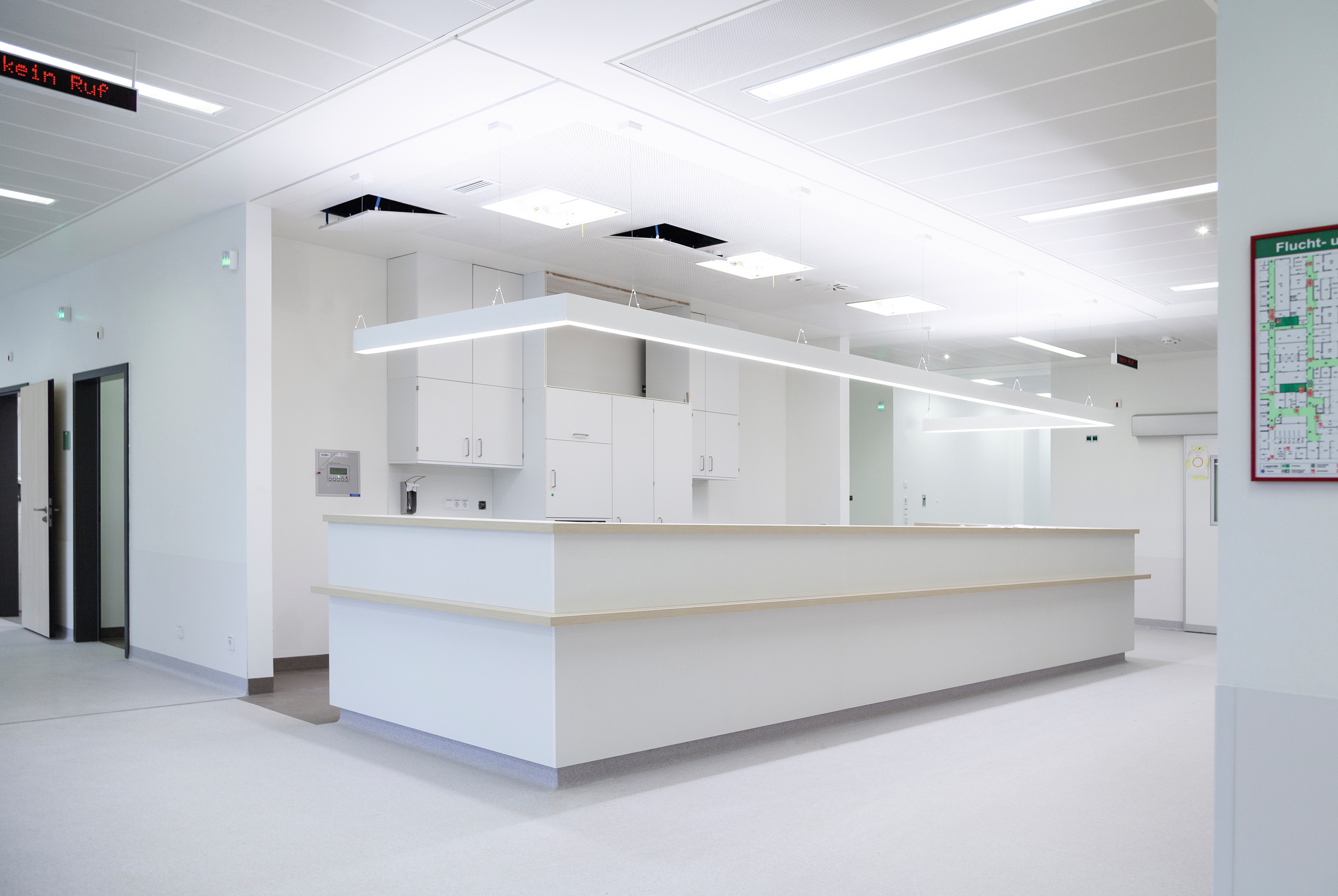 L’area della reception è dotata di nuovi armadi realizzati con semilavorati per mobili con tecnologia Clic. © Reinhard Pichler, Tischlerei Scheschy GmbH