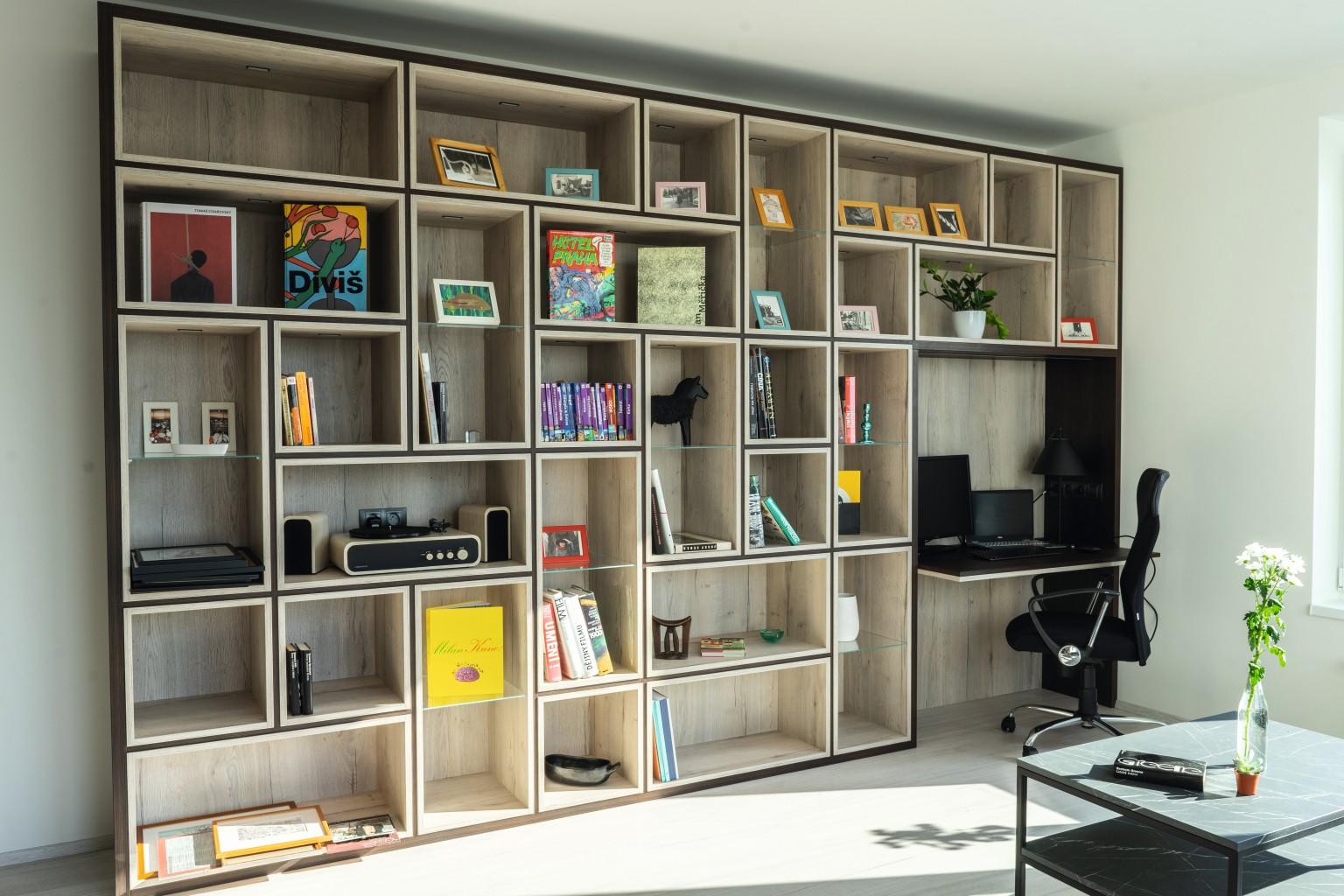 Die Kombination aus heller Halifax Eiche und dunklem Holz verbindet gezielt das Arbeitszimmer und die Bücherregale mit den Nischen im Wohnzimmer.