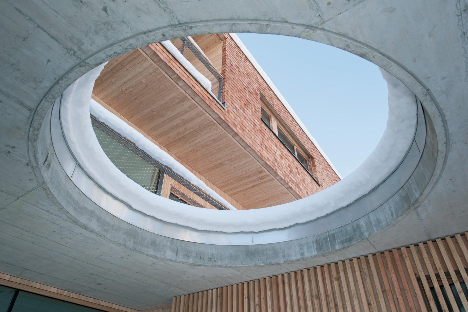 Construcción con estructura de Construcción con estructura de madera en paredes y techos.