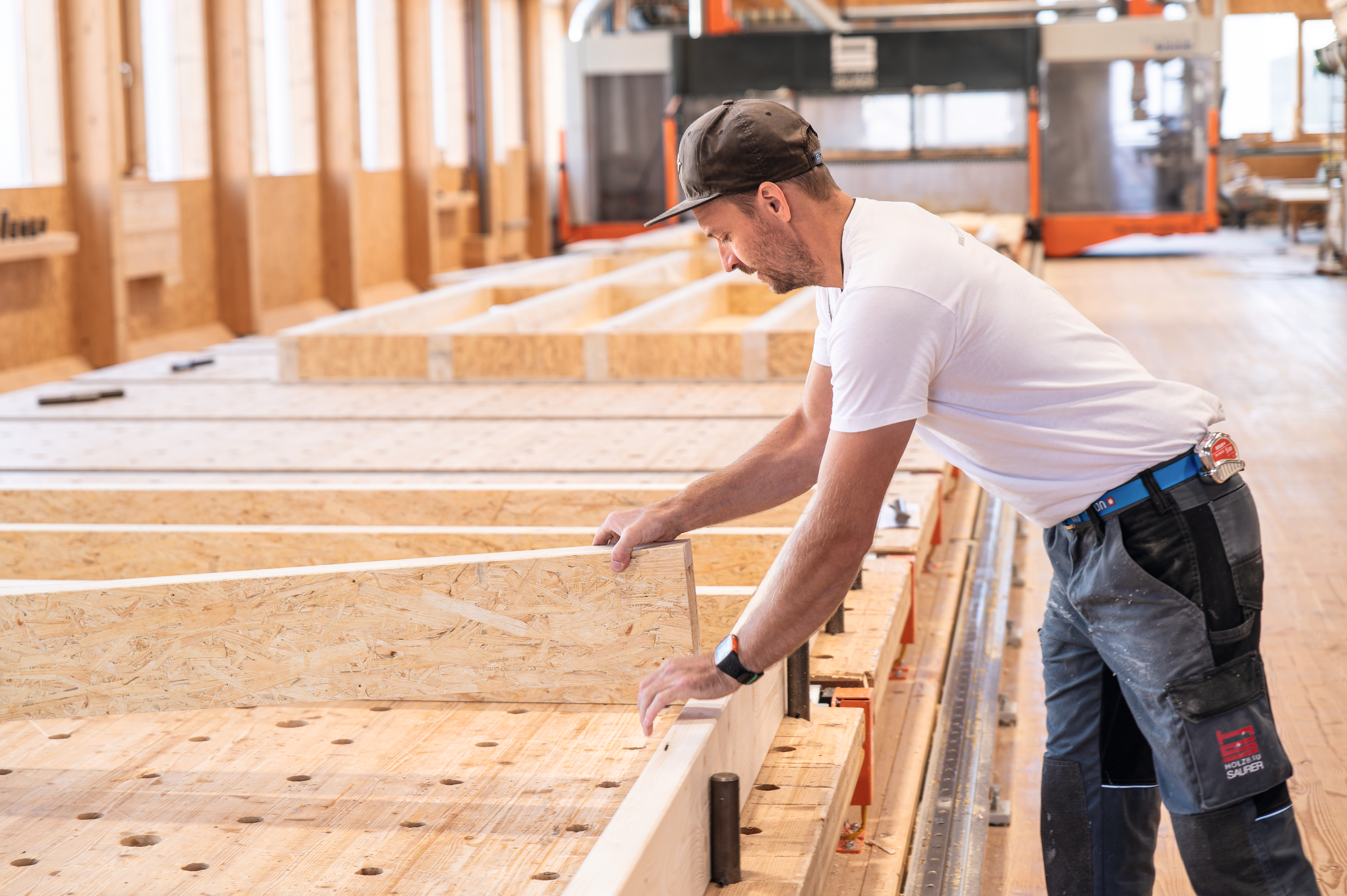 Produktion eines EcoBox-Holzelements in der Werkhalle
