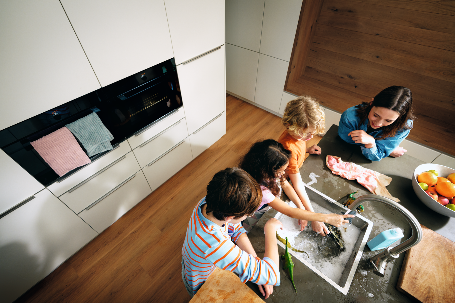 Pavimento laminado EGGER na cozinha – resiste facilmente a salpicos de água – ideal para o dia-a-dia em família. 