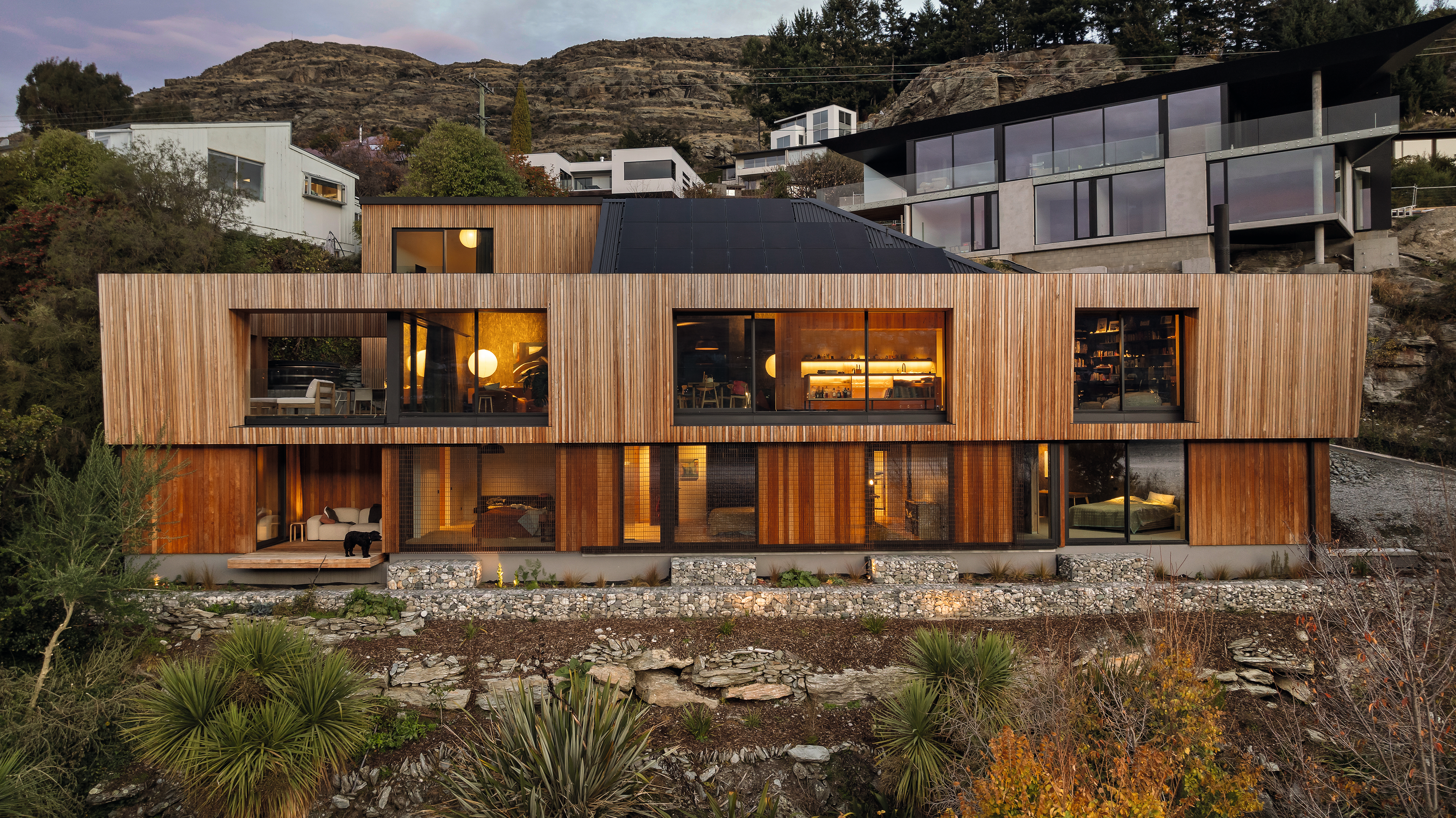 Modernes Holzhaus mit Panoramafenstern in Hanglage