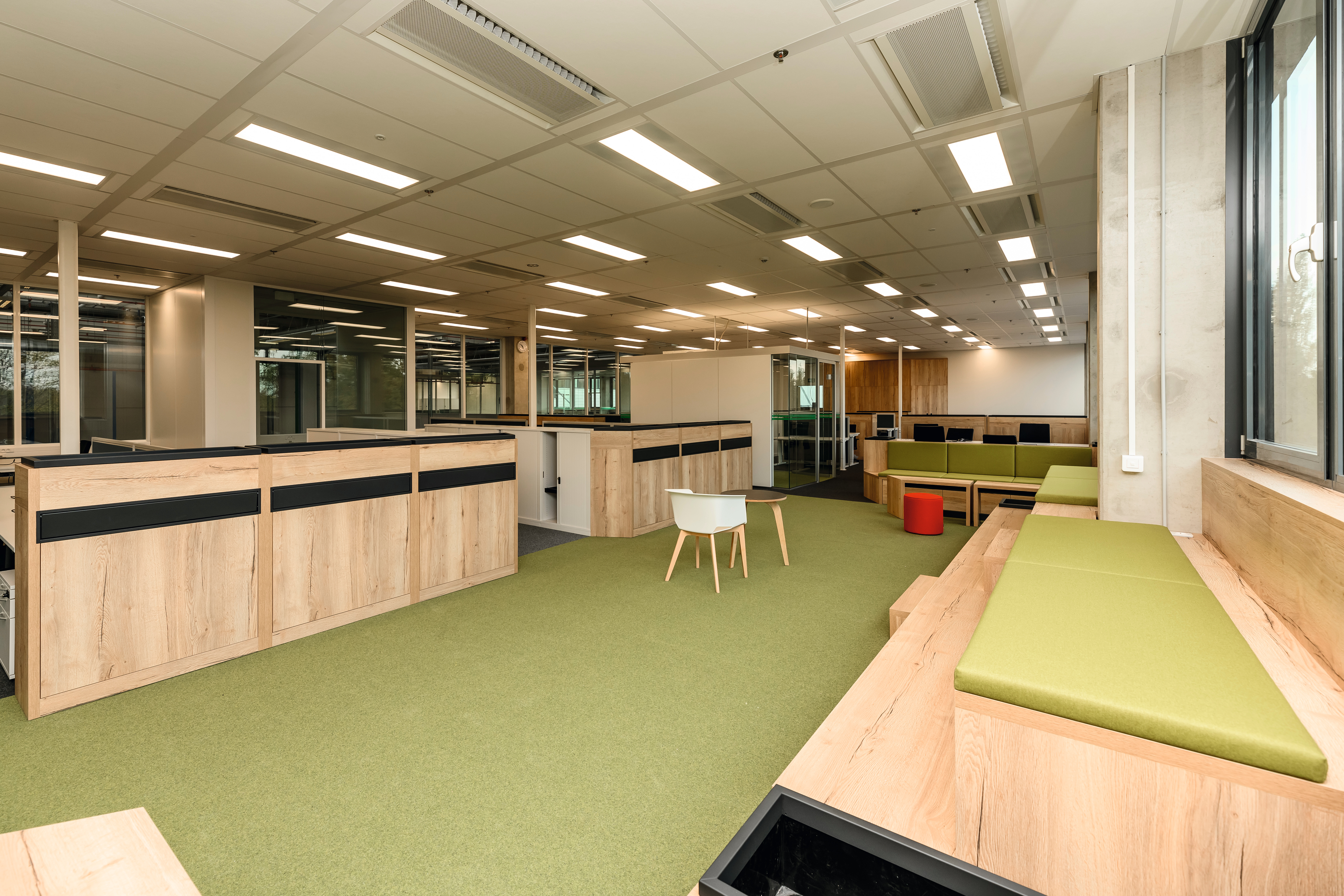 Storage becomes a design element thanks to the use of Natural Halifax Oak (H1180 ST37). 
