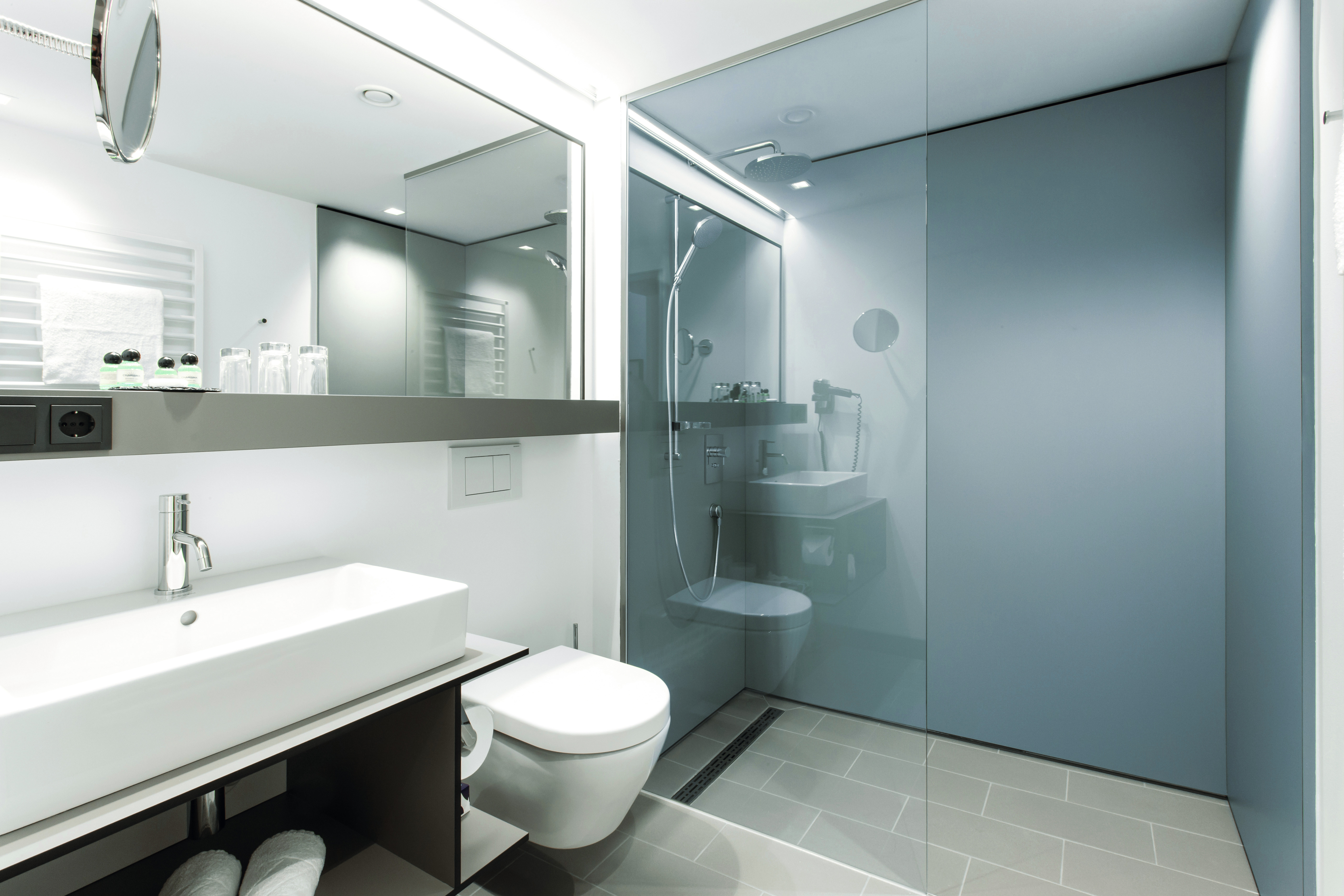 Łazienki wyposażone w laminaty kompaktowe firmy EGGER U540.