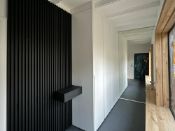 The high wardrobes made of W1000 ST9 offer plenty of storage space.