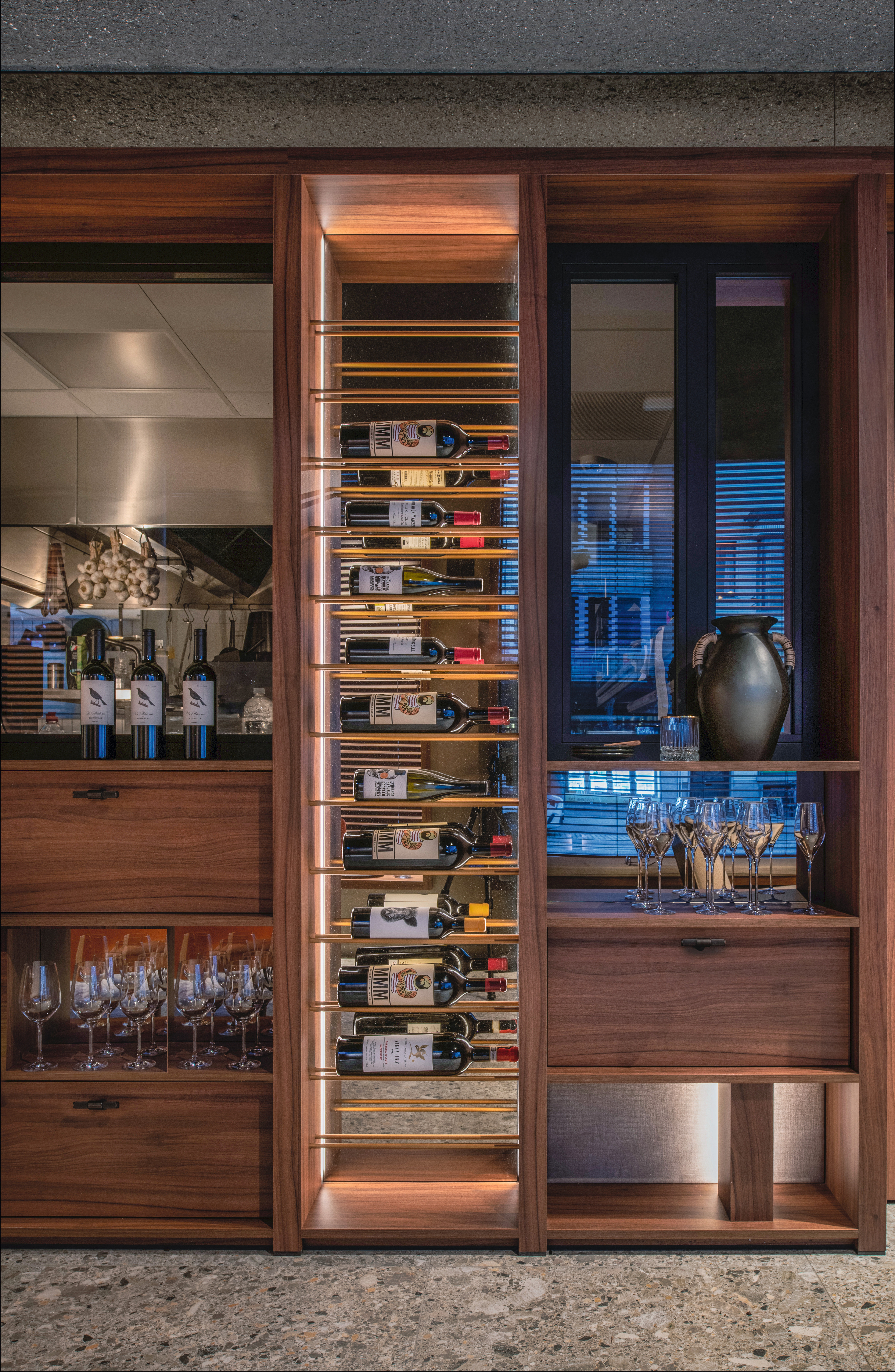 V prostoru restaurace upoutá pozornost zrcadlový stojan na víno. 