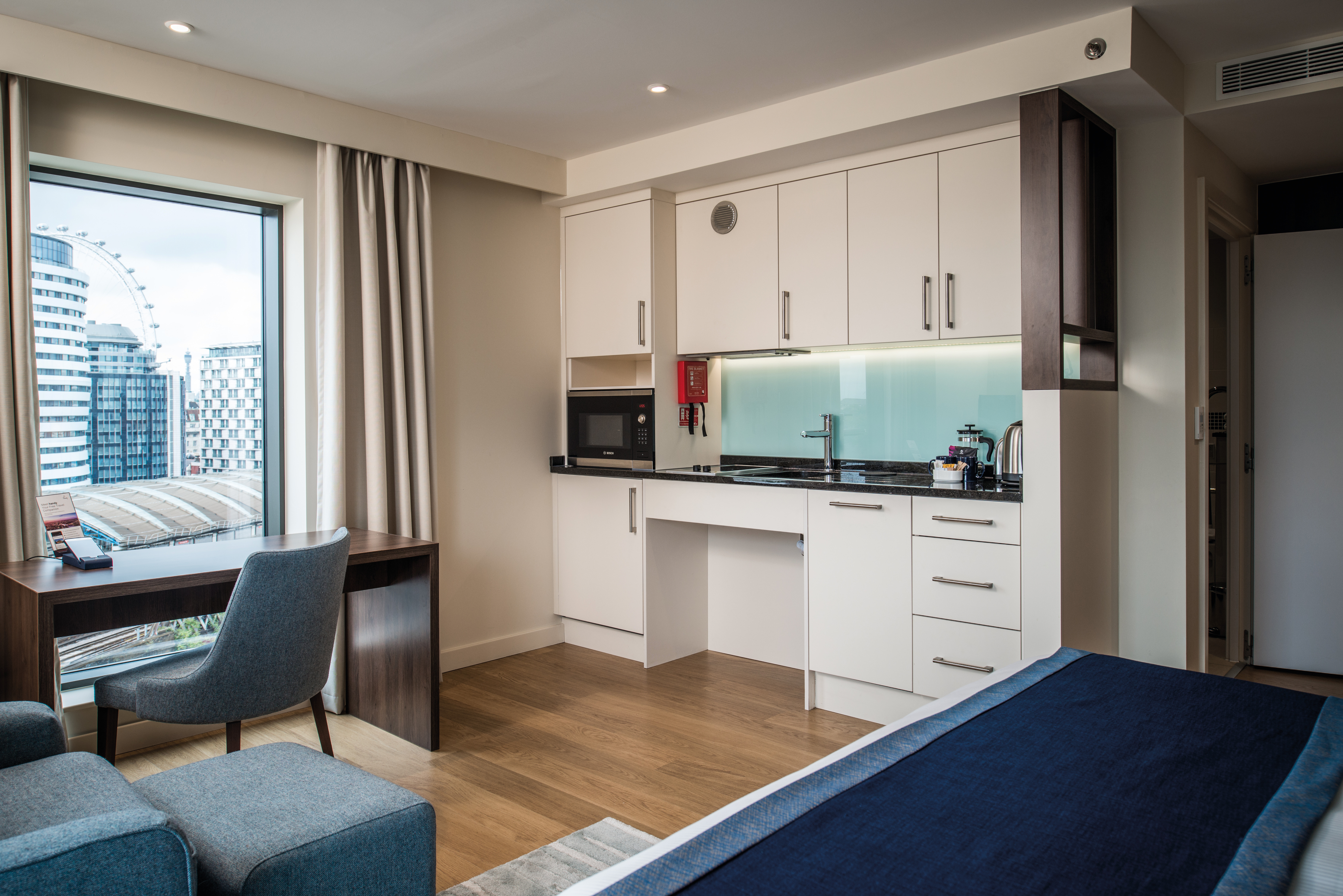 Per gli armadi e tutte le cucine è stata utilizzata la finitura PerfectSense Matt e il decoro W1000 PM Bianco premium.