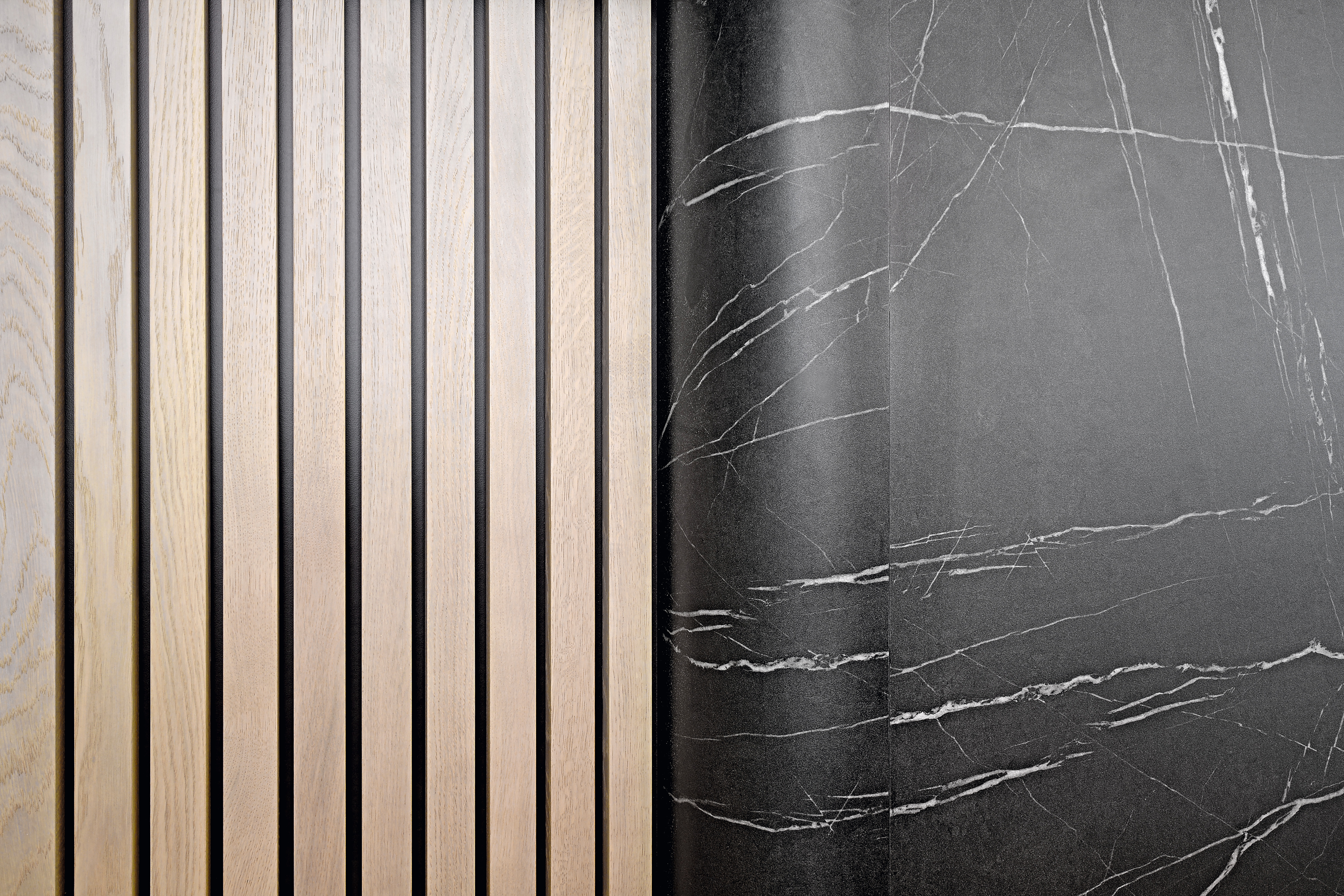As if made for each other: Panels of solid oak and the F206 ST 9 Black Pietra Grigia decor.