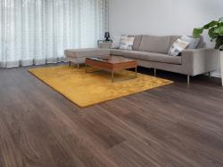 Der EGGER Comfort-Boden vereint die Stärken von Laminat mit den besonderen Kork-Eigenschaften und wurde auf 160 m² im gesamten Wohnhaus verlegt.