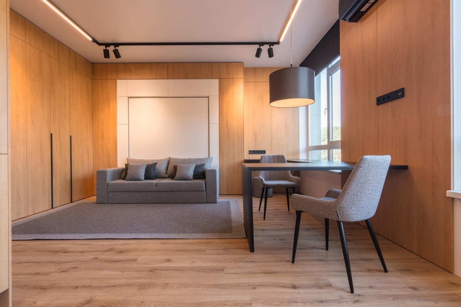 O pequeno apartamento-modelo foi realizado quase inteiramente em Carvalho Corbridge natural.