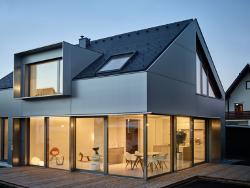 Una arquitectura espaciosa y moderna caracteriza la casa unifamiliar. ©Christian Vorhofer