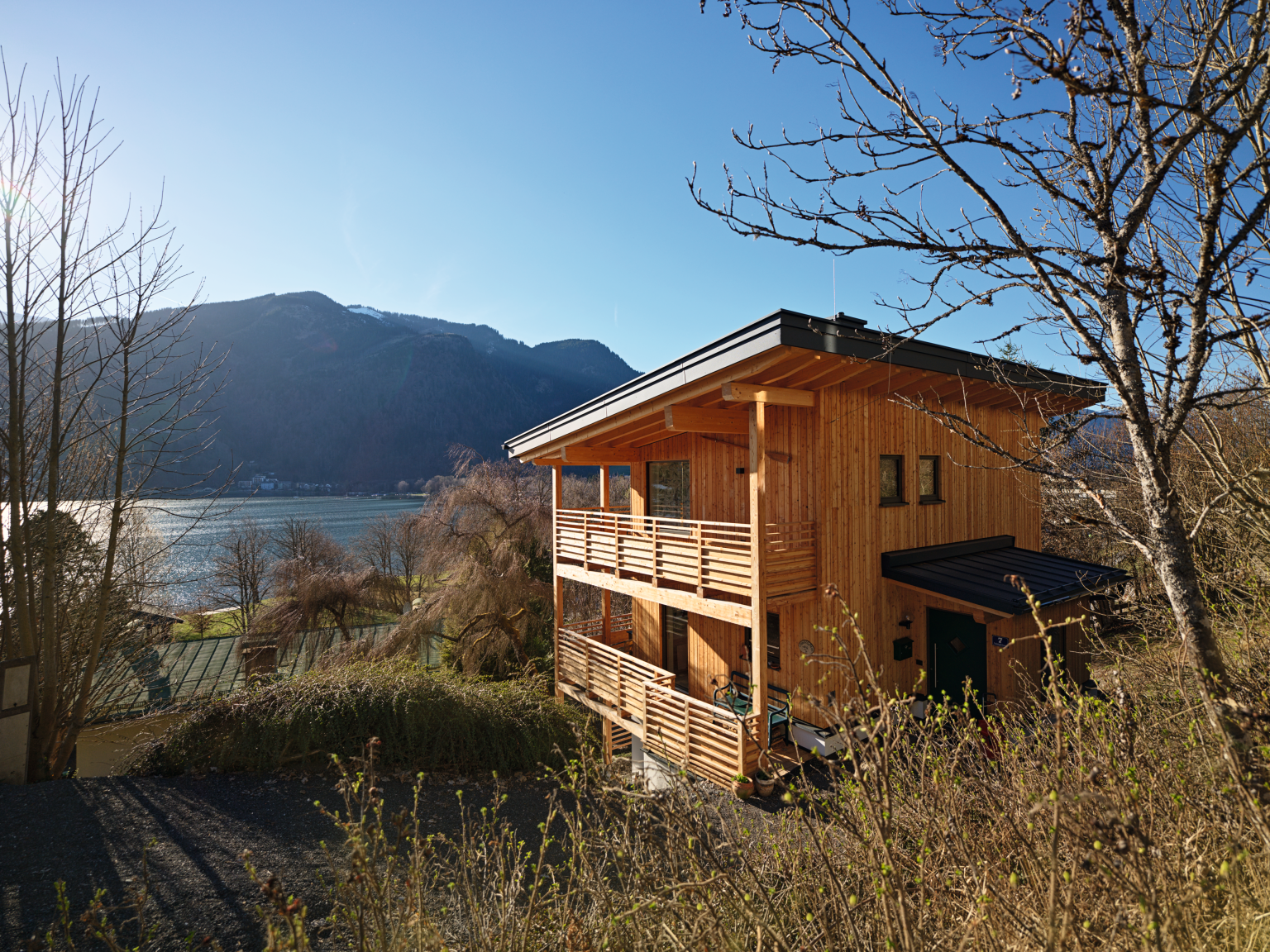 L’edificio ultimato con vista sul lago.