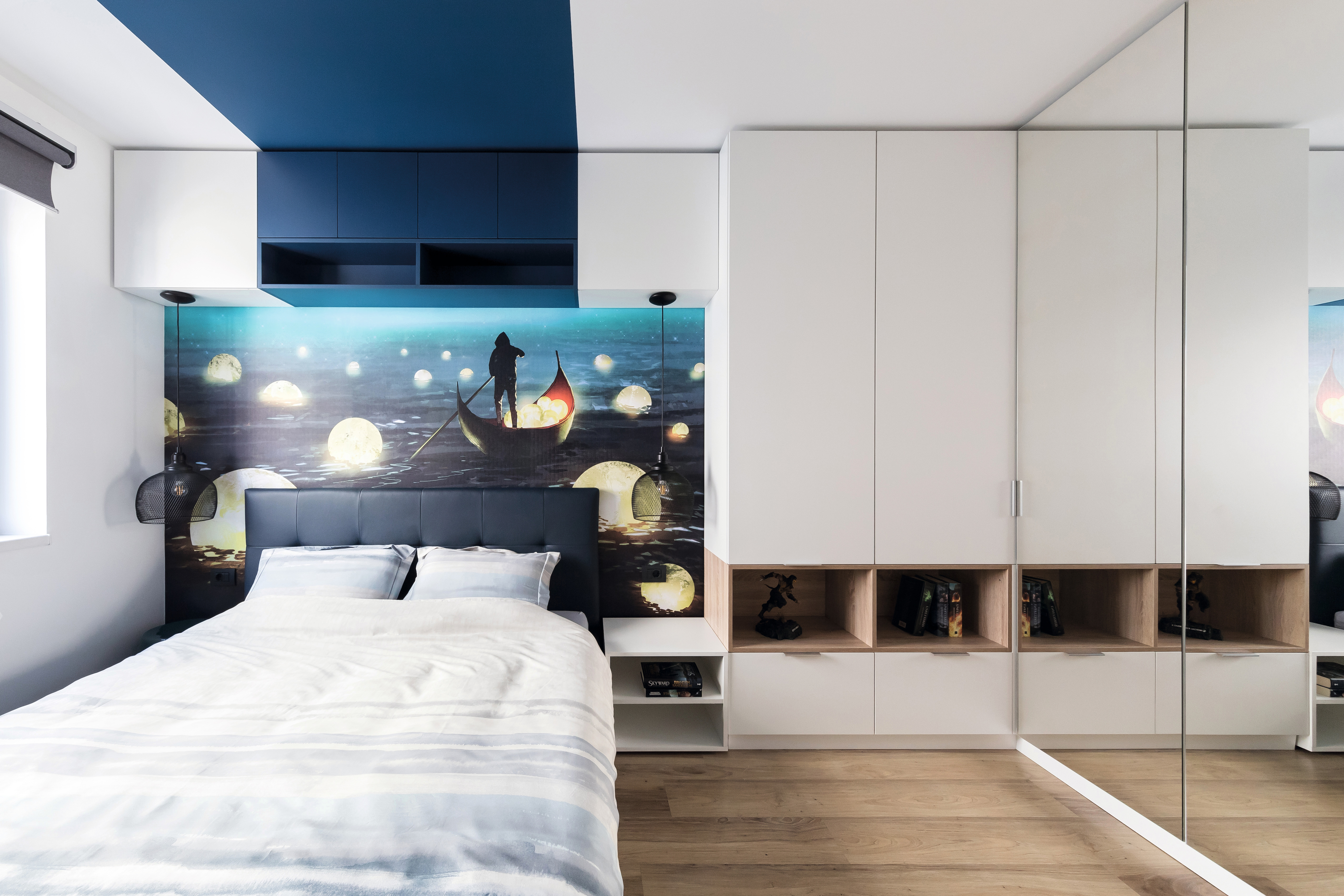 Ozračje kao iz snova u spavaćoj sobi s dekorima U504 ST9 Tirolsko plava i W1000 ST9 Premium bijela.